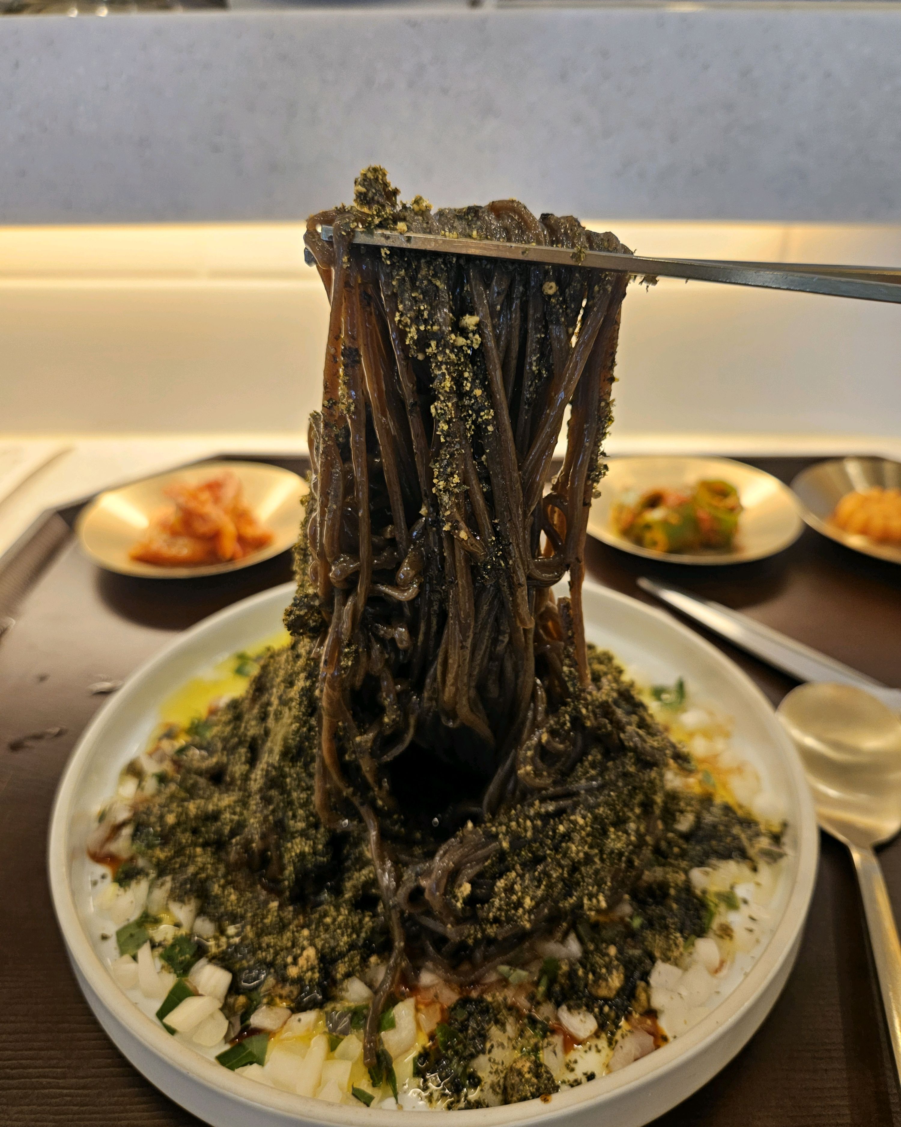 들기름 향이 아주 고소한게 입맛없는날 먹으면 힘나고 좋아요~ 매장도 청결하고 1인석이 있어