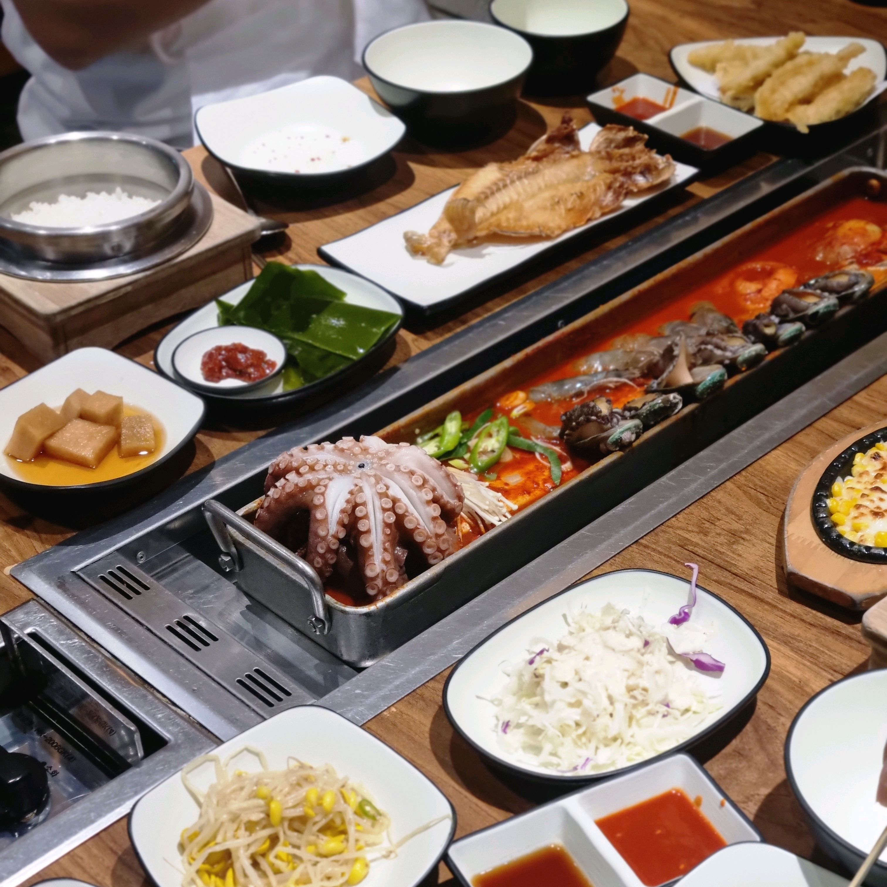 제주도 여행 중 부모님 모시고 왔는데 맛도 있고 매장이 넓고 깔끔해서 좋았습니다! - 제주 맛집 색달식당