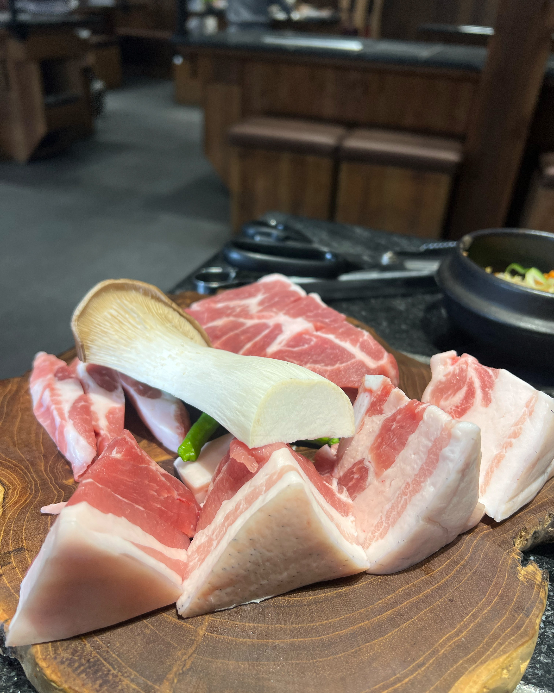 매장이 정말 넓고 쾌적해요! - 제주 맛집 신중산간 제주흑돼지 전문점