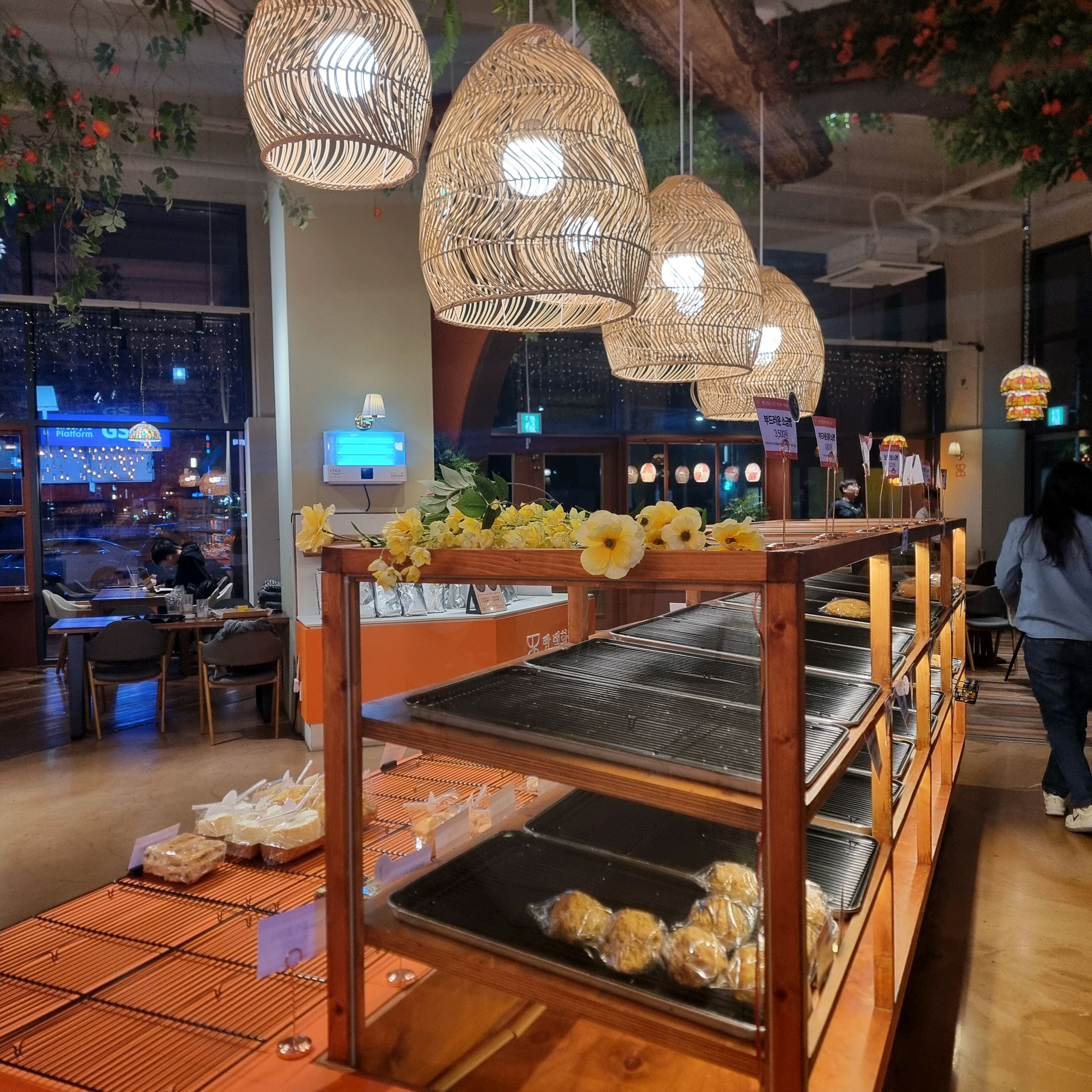 직원분들도 친절하고 빵 종류도 다양해요 - 인천 맛집 빵백화점