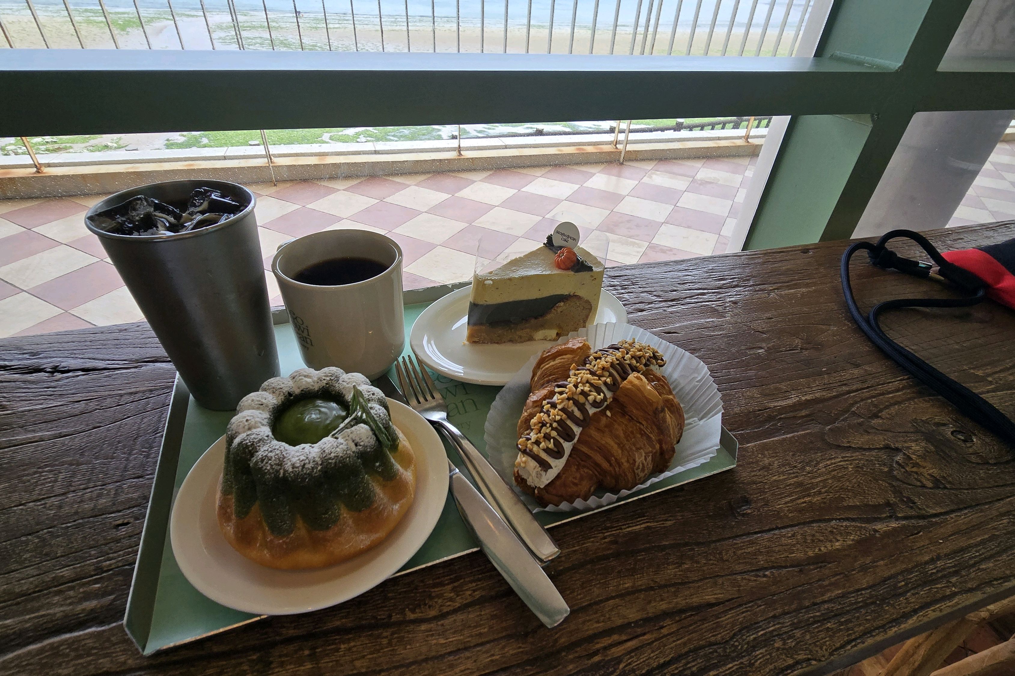 땅콩 크로와상 정말 맛있습니다~빵 종류도 많고 뷰도 멋져서 꼭 가보셨으면합니다~아쿠아플래닛