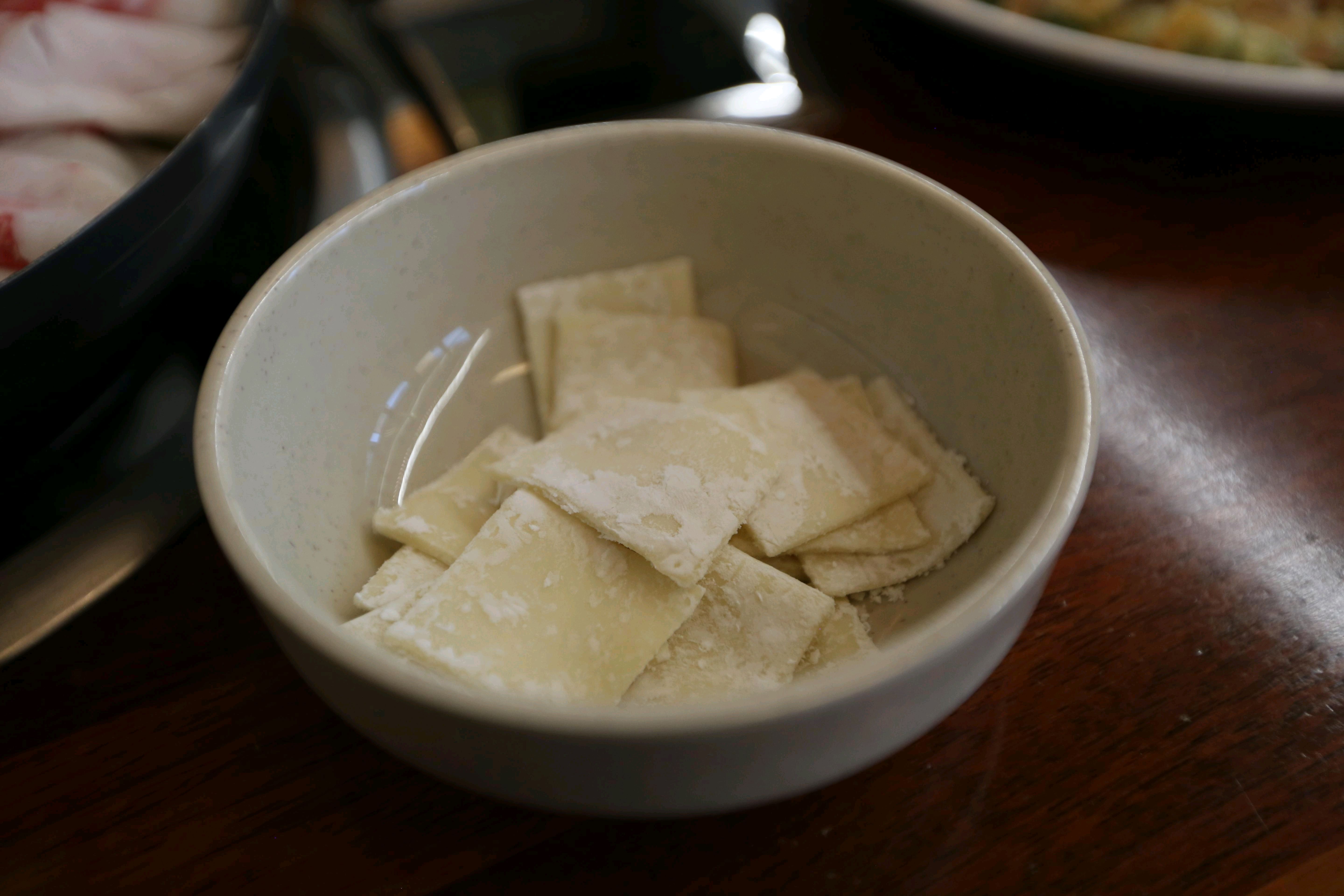 숙성된 면발이 진한 국물과 잘 어우러져 식감이 좋네요~ 칼국수 국물 향이 더해져 더 맛있어