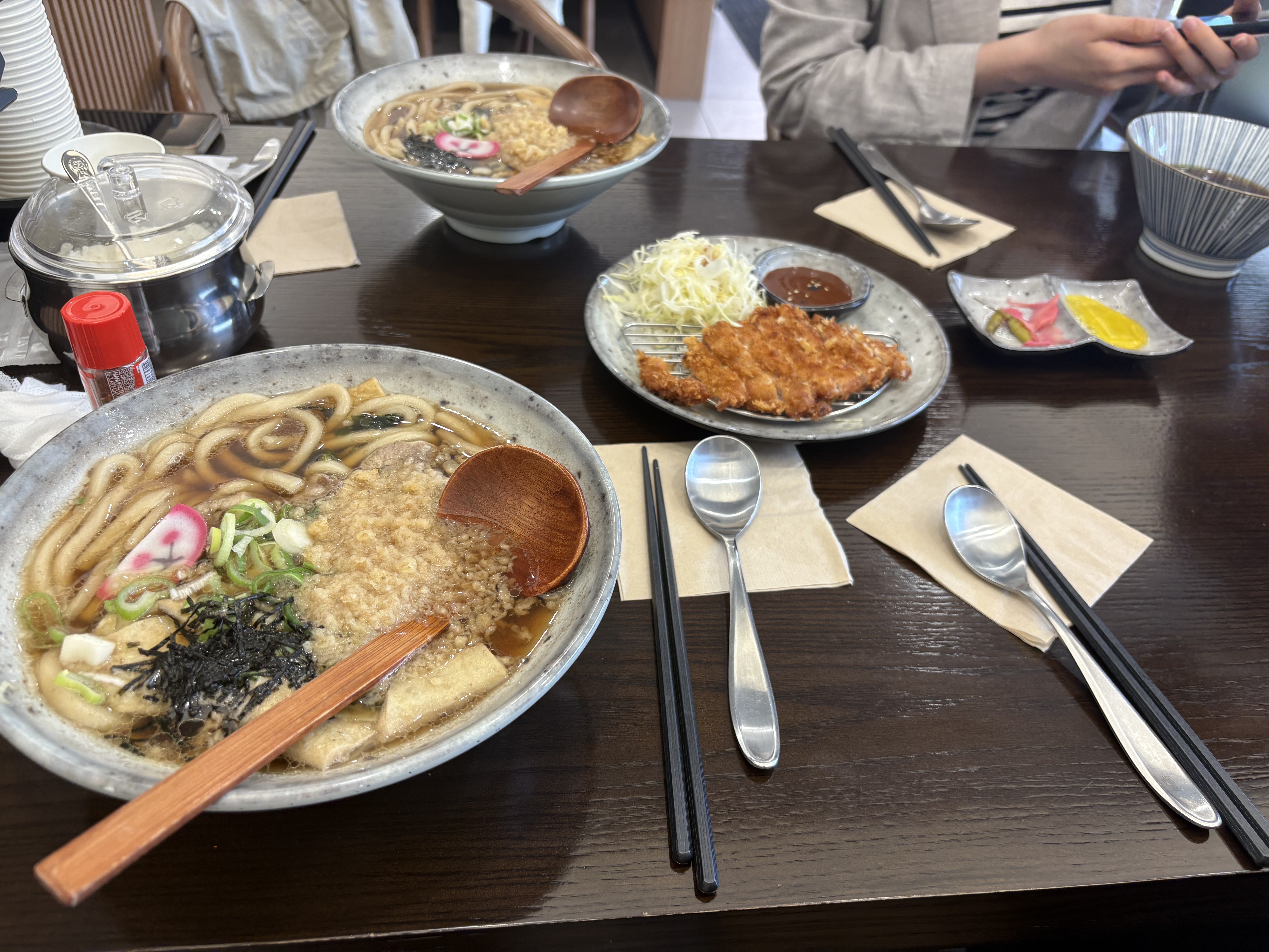 웨이팅 기다려서 들어갈 만큼 너무 맛있어요!! 우동도 소바도 다 맛있어요! 추천드립니다!!