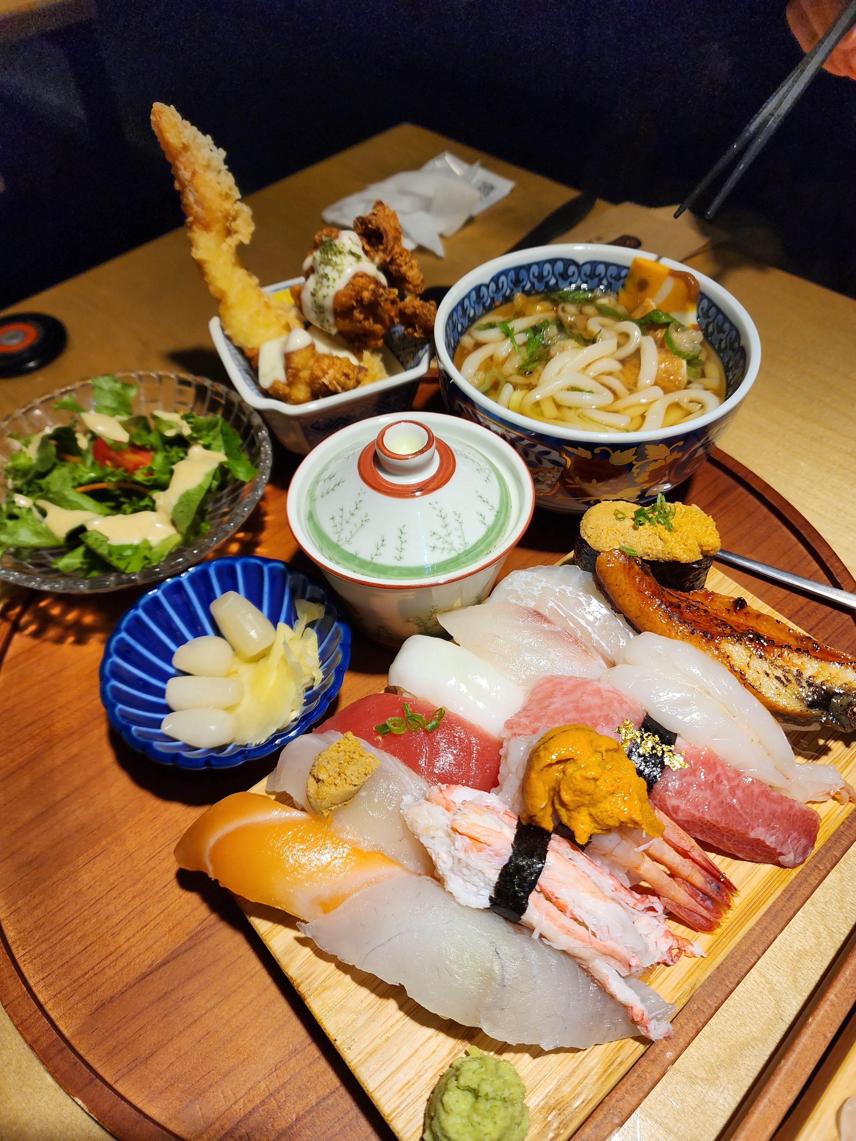 처음 와봤는데 너무 맛있네요 회도 두툼하고 초밥 구성도 정말 알차고 좋네요 스시초밥 좋아하