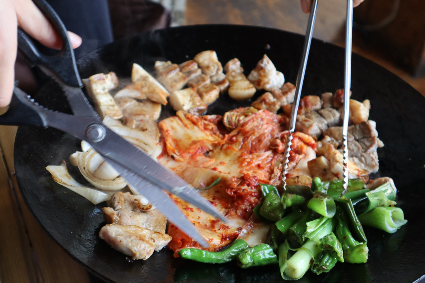 캠핑 온 것 같은 분위기에서 구워먹으니까 두배로 맛있었어요 ㅎㅎ 반찬도 다양하게 나오고 두