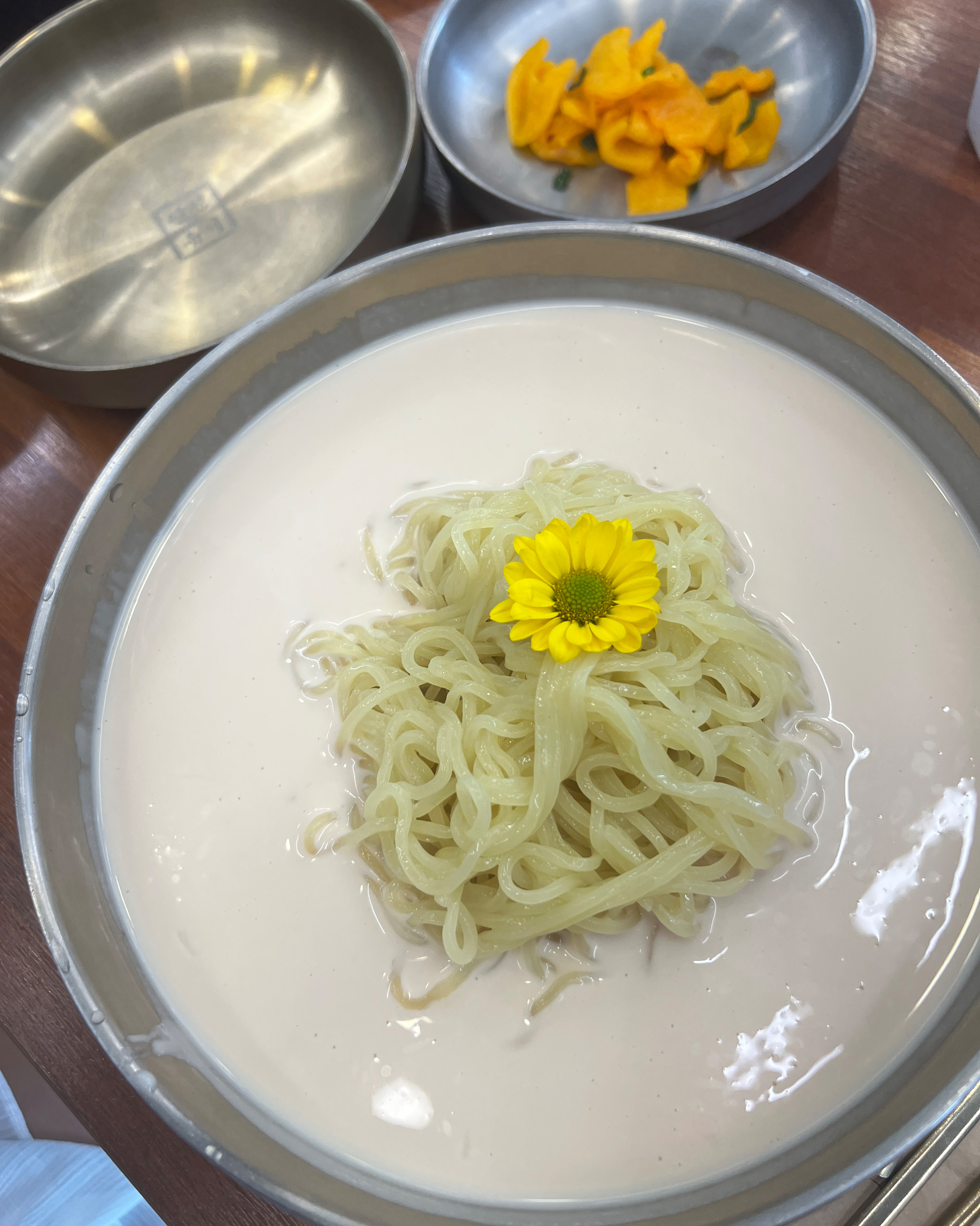 콩국수 너무 맛있어요 콩국수에 이쁜 꽃도 너무 좋아요 - 인천 맛집 두진옥 청라본점