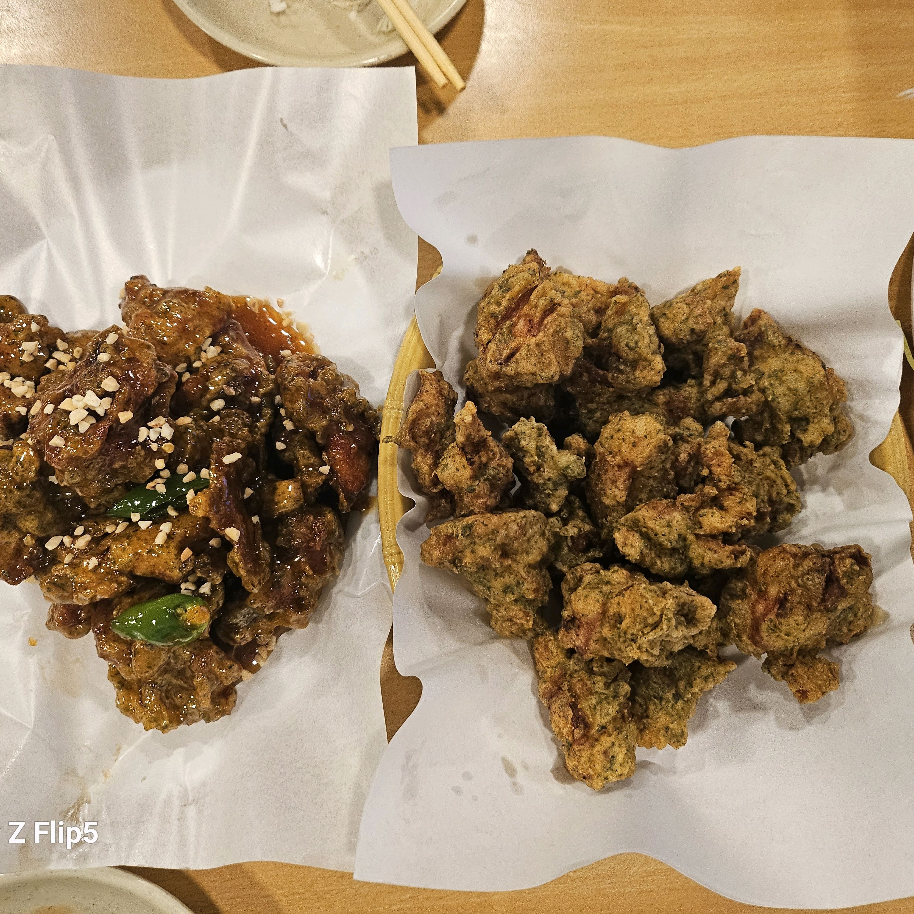 양념은 매콤달콤 고소하고, 후라이드는 바삭하고 담백해요. - 인천 맛집 신포야채치킨 신포시장본점