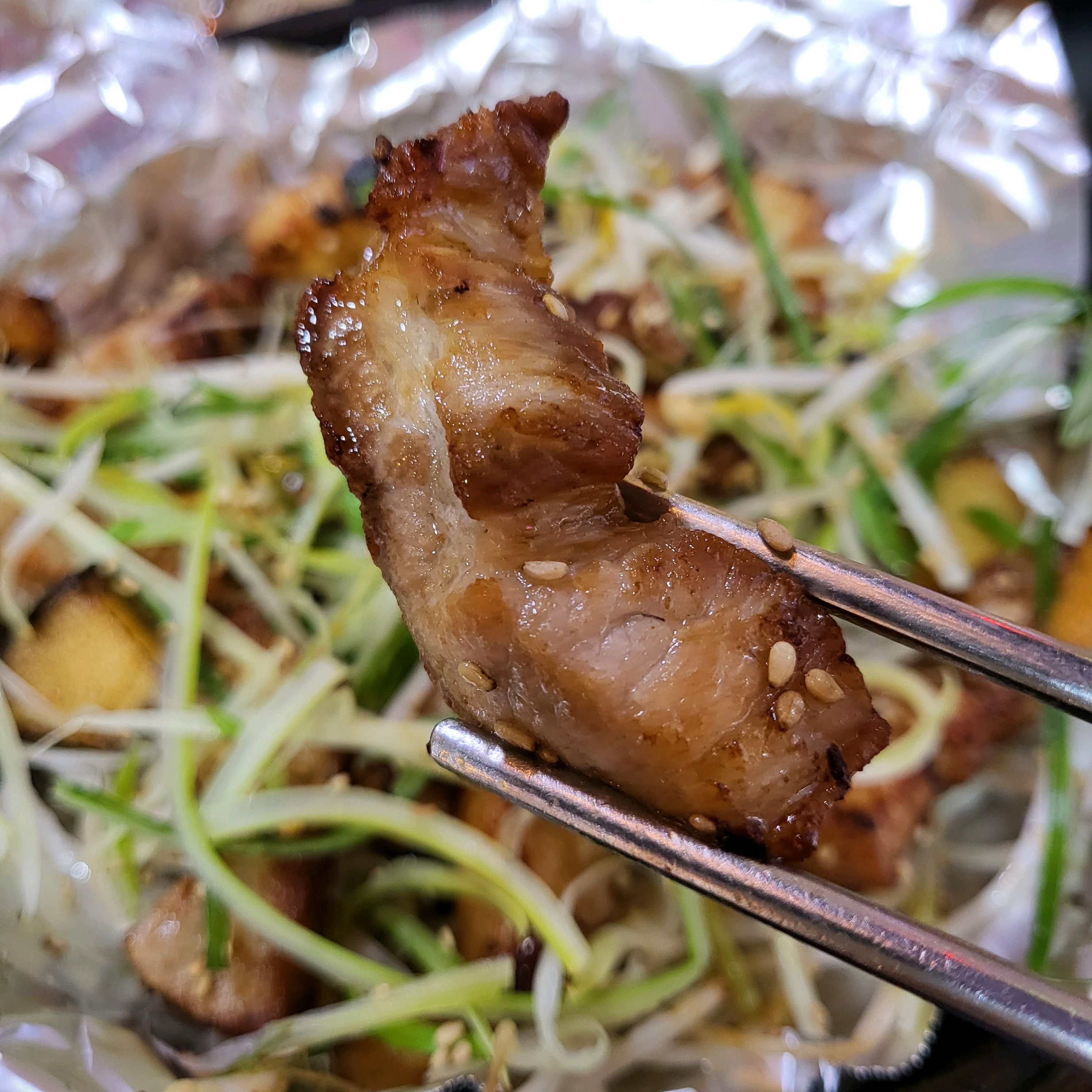 구월동 본진 삼겹살에서 점심 먹고 왔어요. 삼겹살은 말할 것도 없이 두툼하고 육즙 가득해서