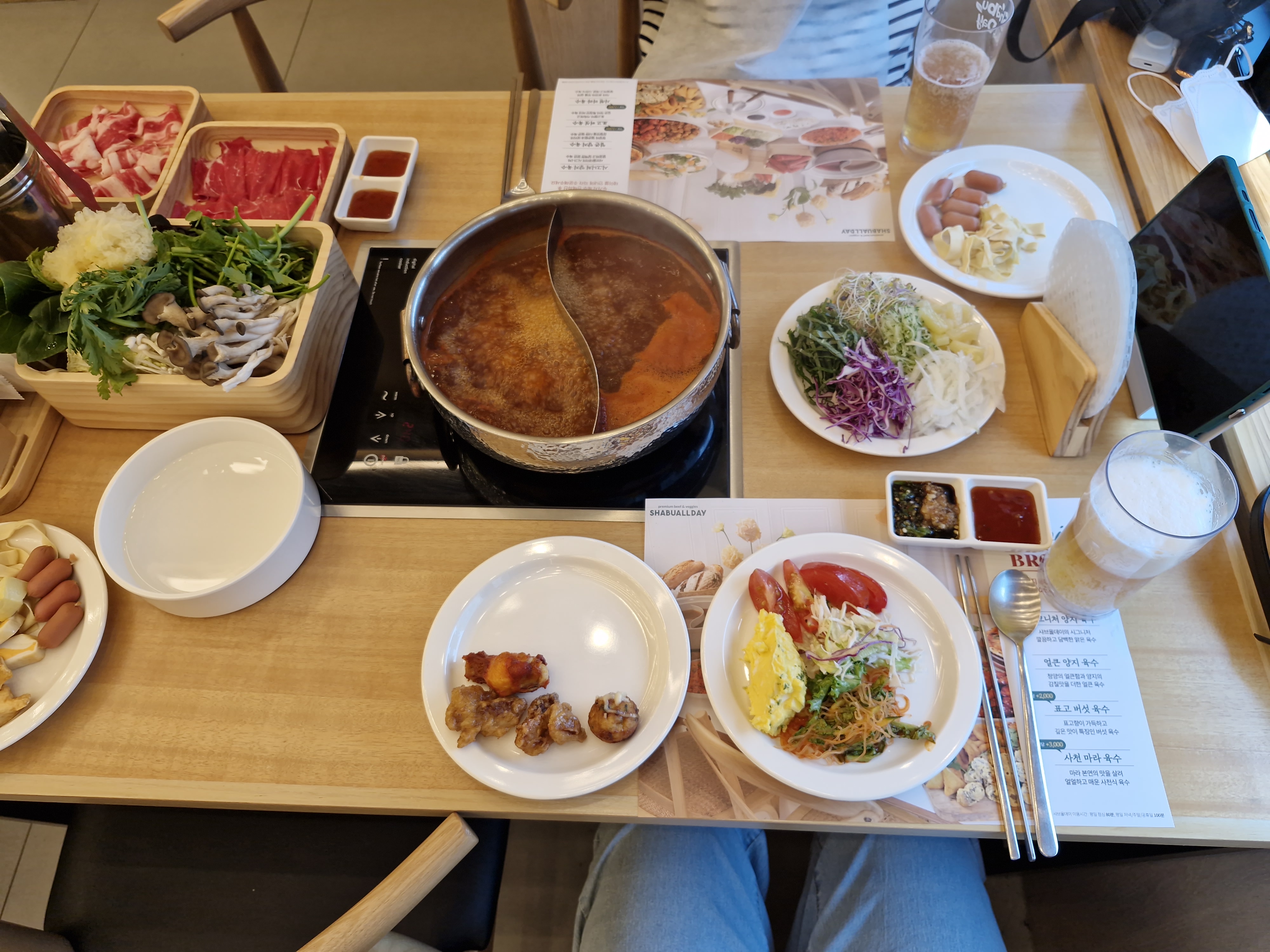 샤브야채도 여러가지고 신선하고 셀프코너 음식들도 맛있었어요^^고기도 맥주도 무한이라 너무