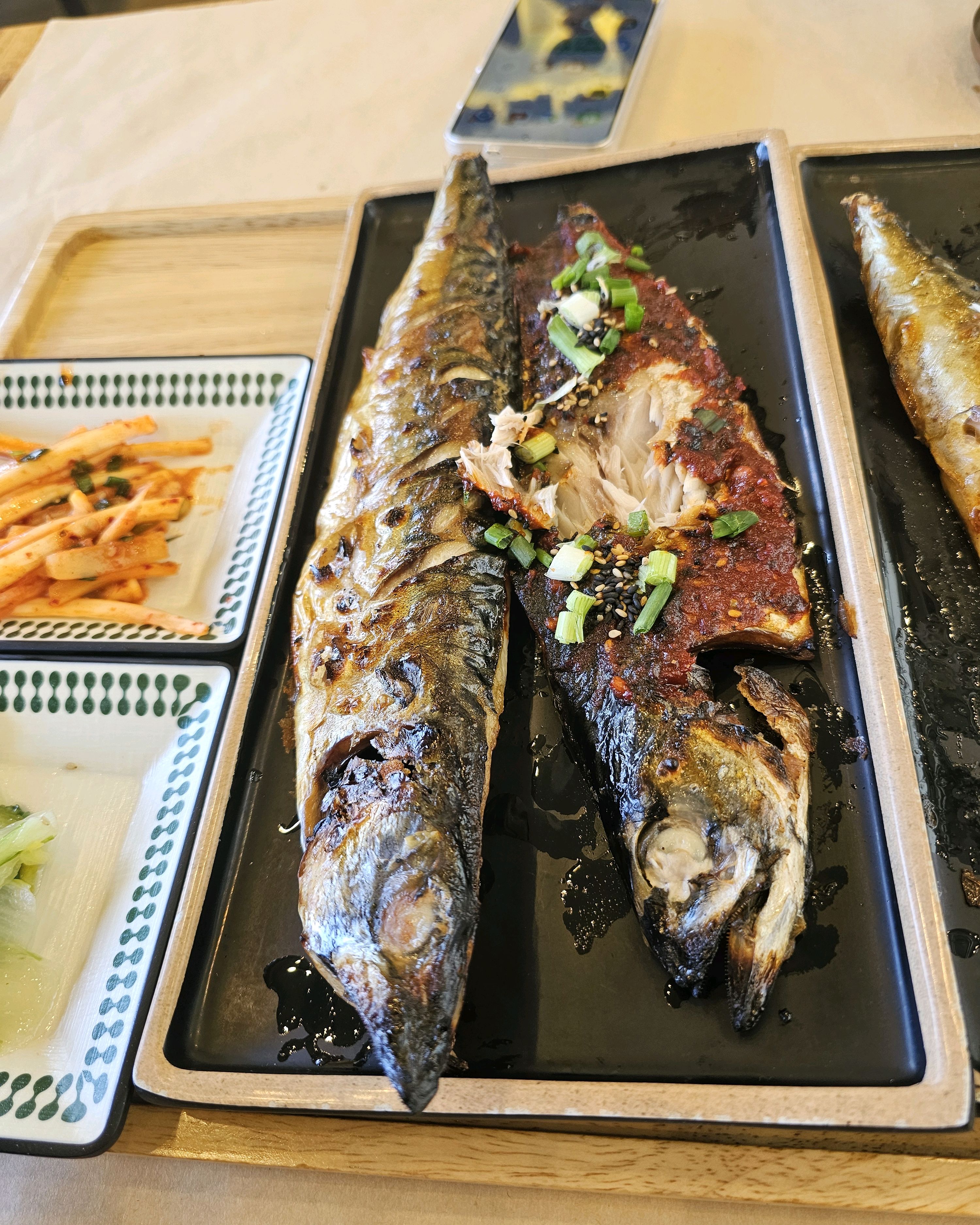고등어가 촉촉하니 맛있고 반찬도 정갈해서 점심으로 먹기에 좋아요, 반찬리필되는점도 맘에들고