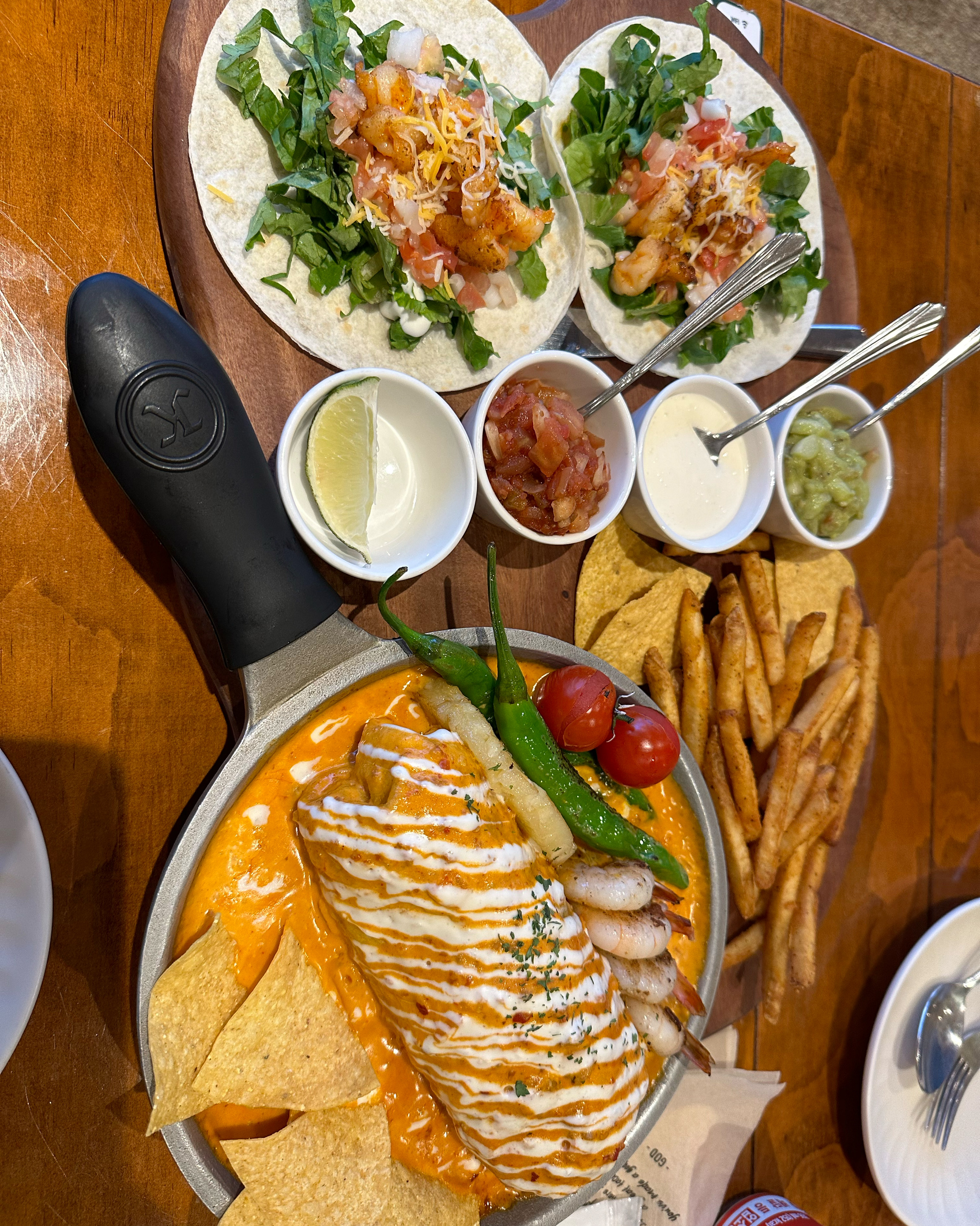 맛있어요!! 주말에 지나가다 웨이팅 있는거 봤는데 그럴만합니다~~ 새우타코가 취향저격~~ - 갓잇 송도점 갓잇 송도점