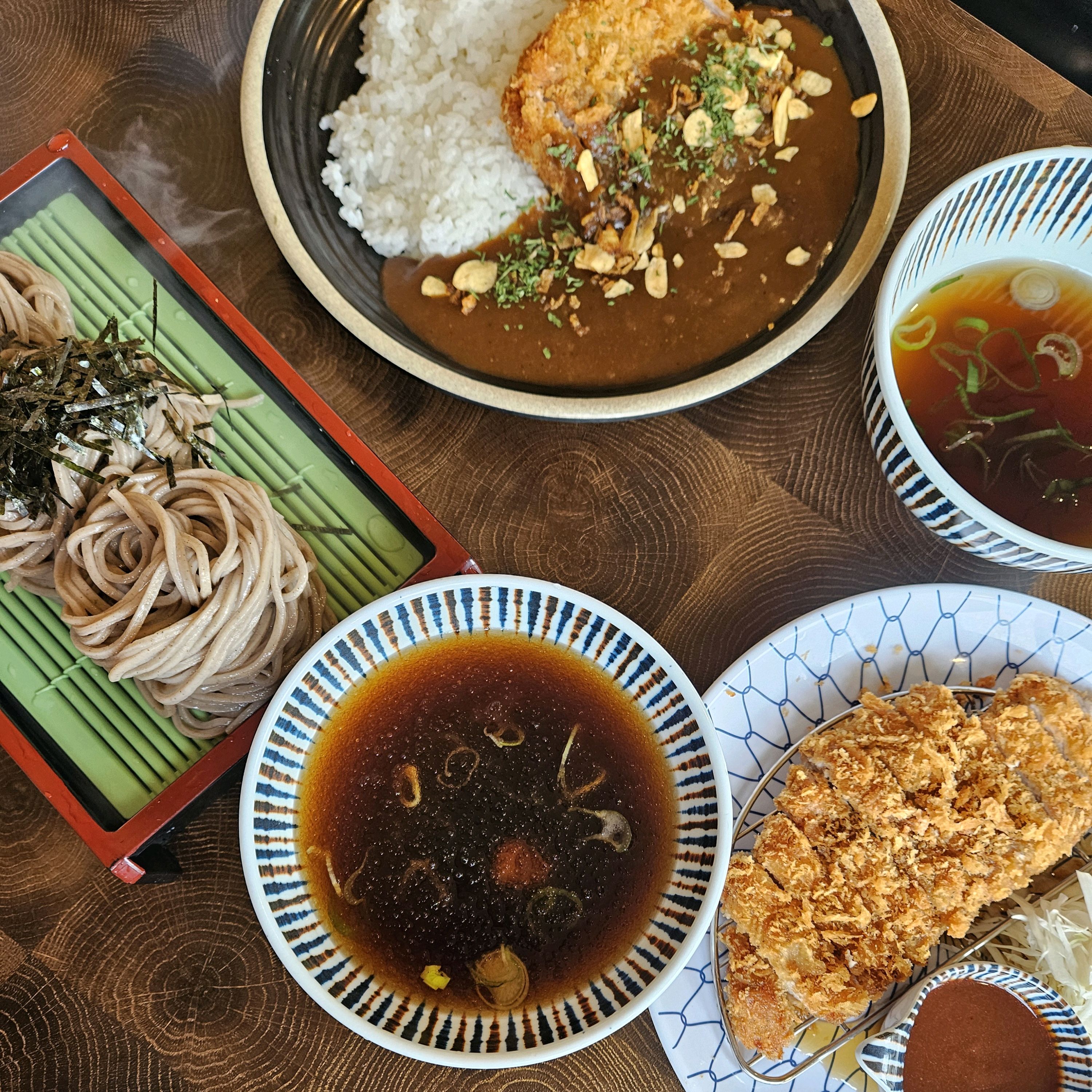 날이 더워서 소바랑 카레돈까스 시켜서 먹었는데 너무 맛있어요~~ - 오산 맛집 삼동소바 오산점