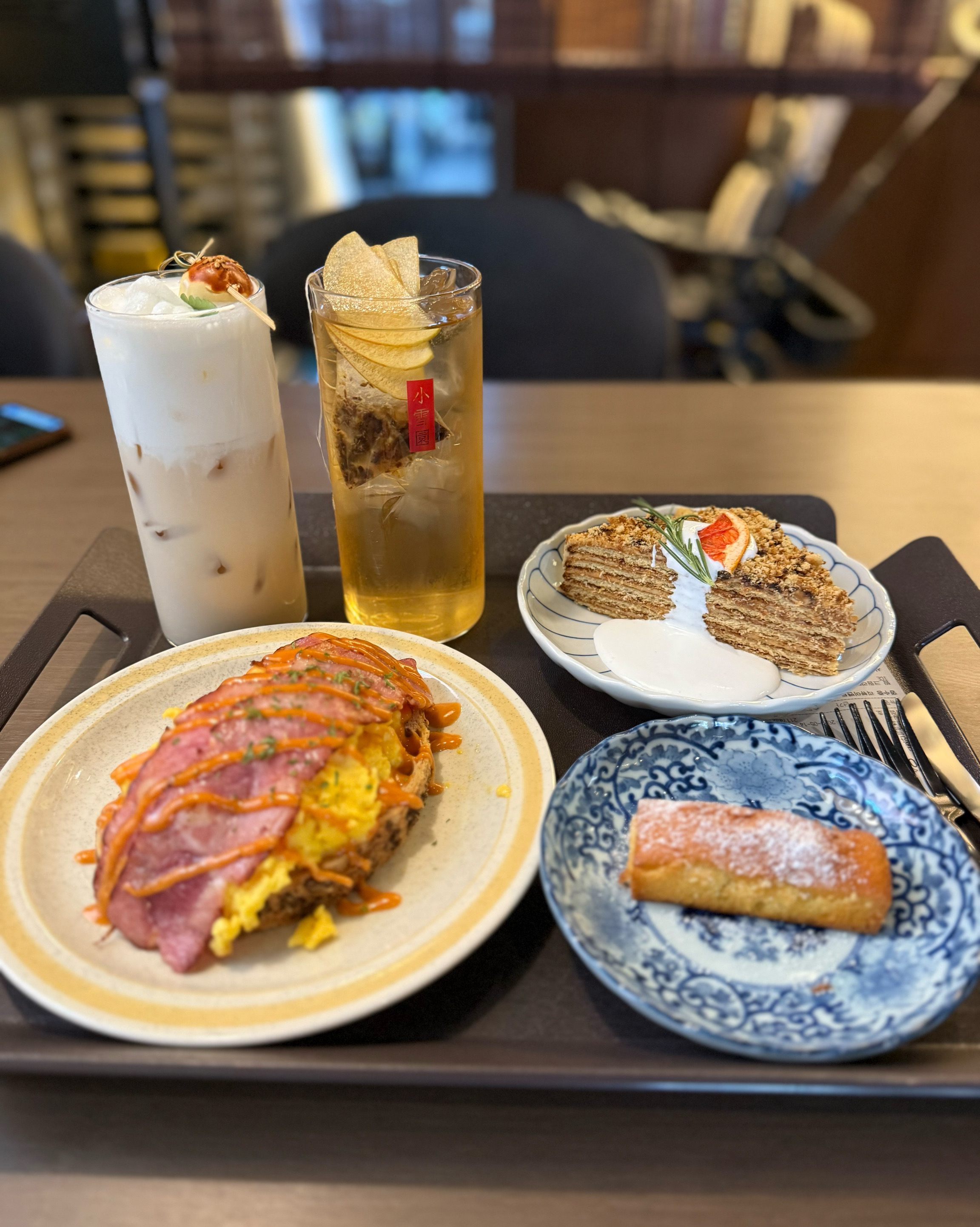 근처 지나가면서 외관은 많이 봤는데, 내부가 이렇게 멋진 줄 몰랐어요! 문을 열고 들어오면