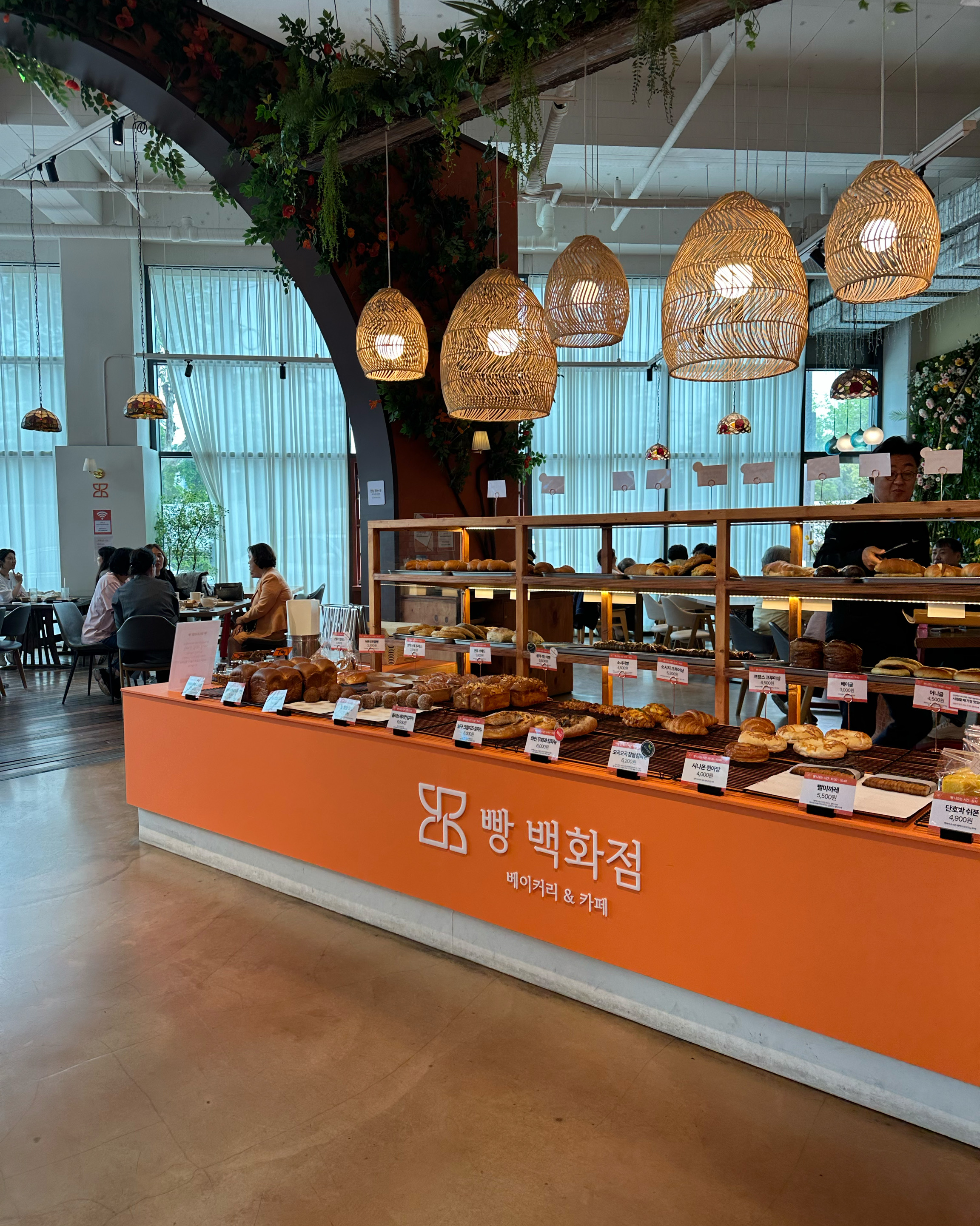 쾌적하고 빵 종류도 많고 직원분들이 친절하세요 - 인천 맛집 빵백화점
