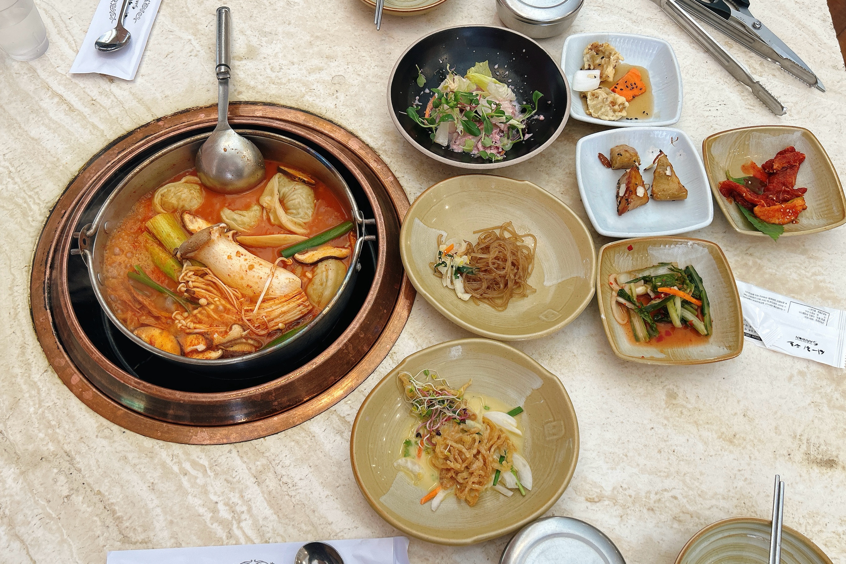 묵은지만두전골도 맛있습니다 가게인테리어도 깔끔하고 반찬도 다 맛있어요 - 대전 맛집 사리원면옥 둔산본점