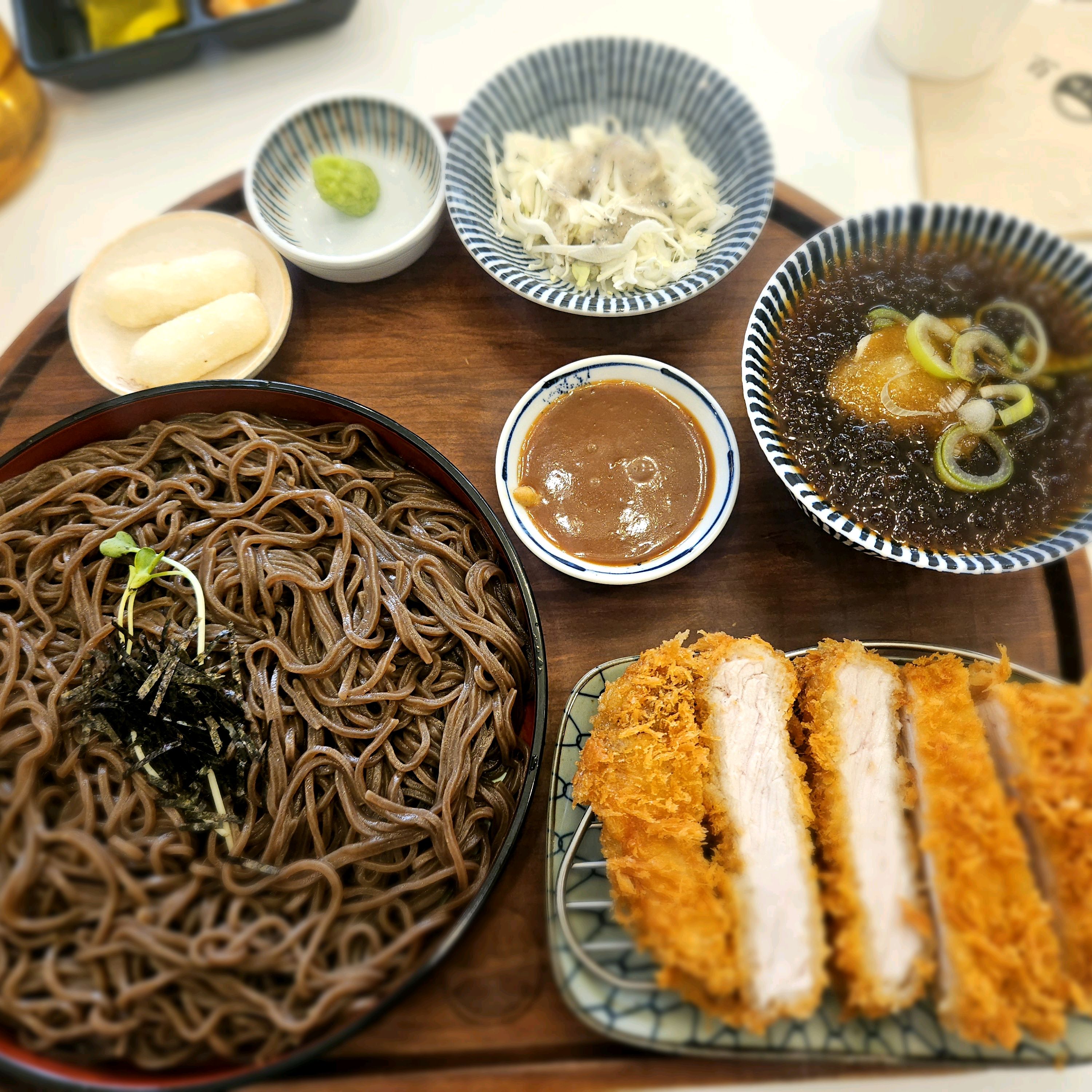 소바 국물도 너무 깔끔하고, 돈까스가 정말 바삭합니다!! 👍 - 제주 맛집 백소정 신제주연동점