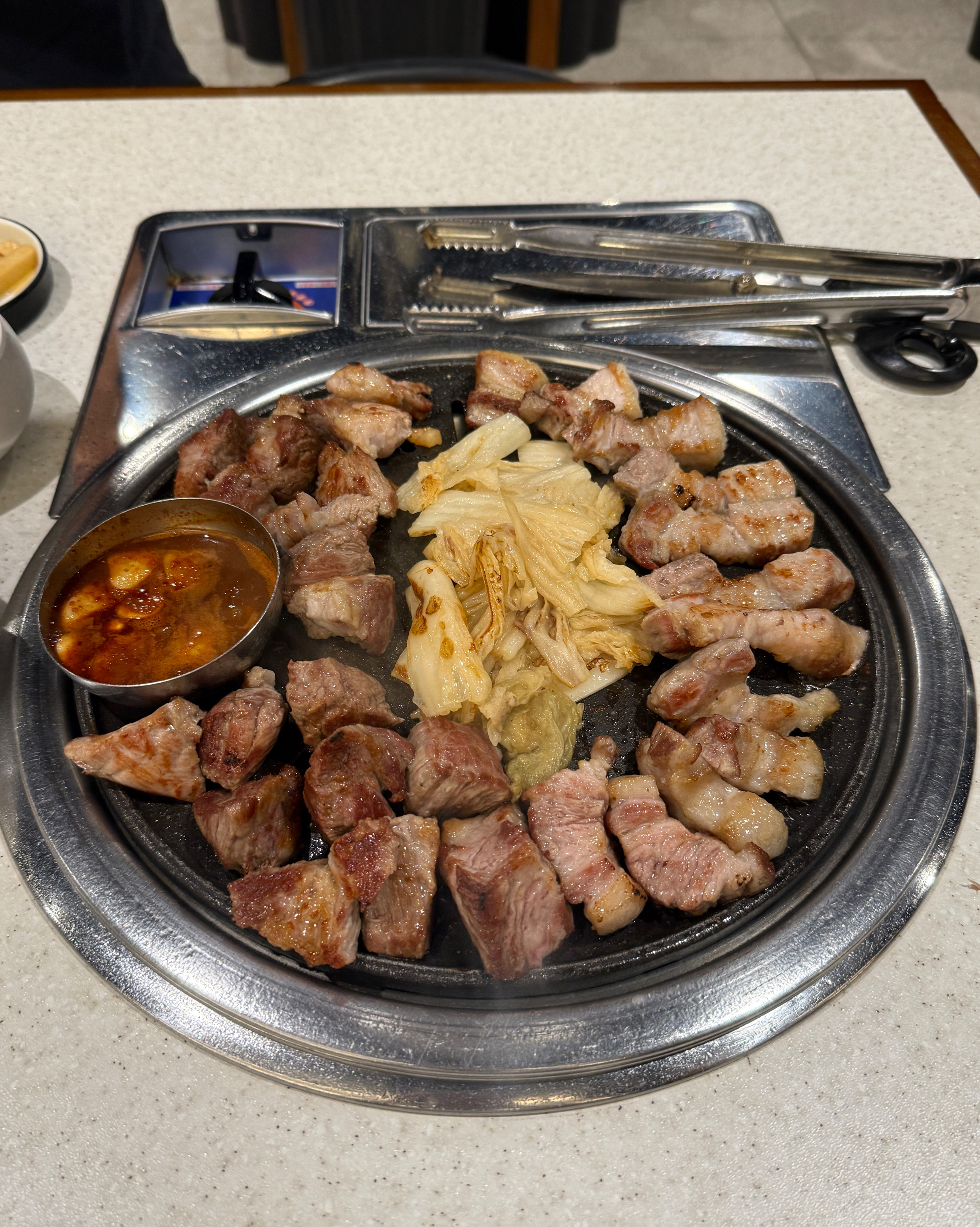 놀다가 저녁 늦게 흑돼지 먹고 싶어서 찾다가 후기도 너무 좋고 영업시간도 늦게까지 하는 곳