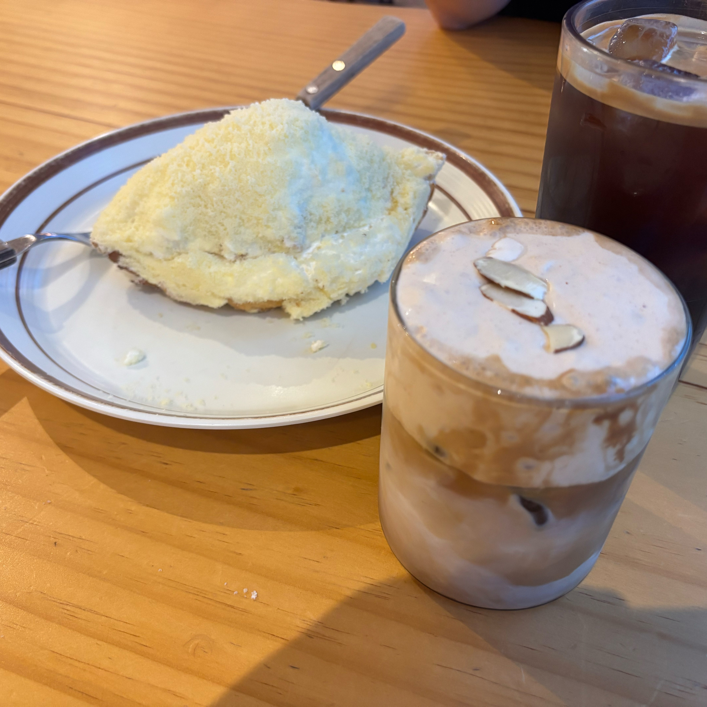 빵종류도 많고 맛있어요! 음료도 괜찮아요! 주자장도 넓어서 추천합니다! - 인천 맛집 빵백화점