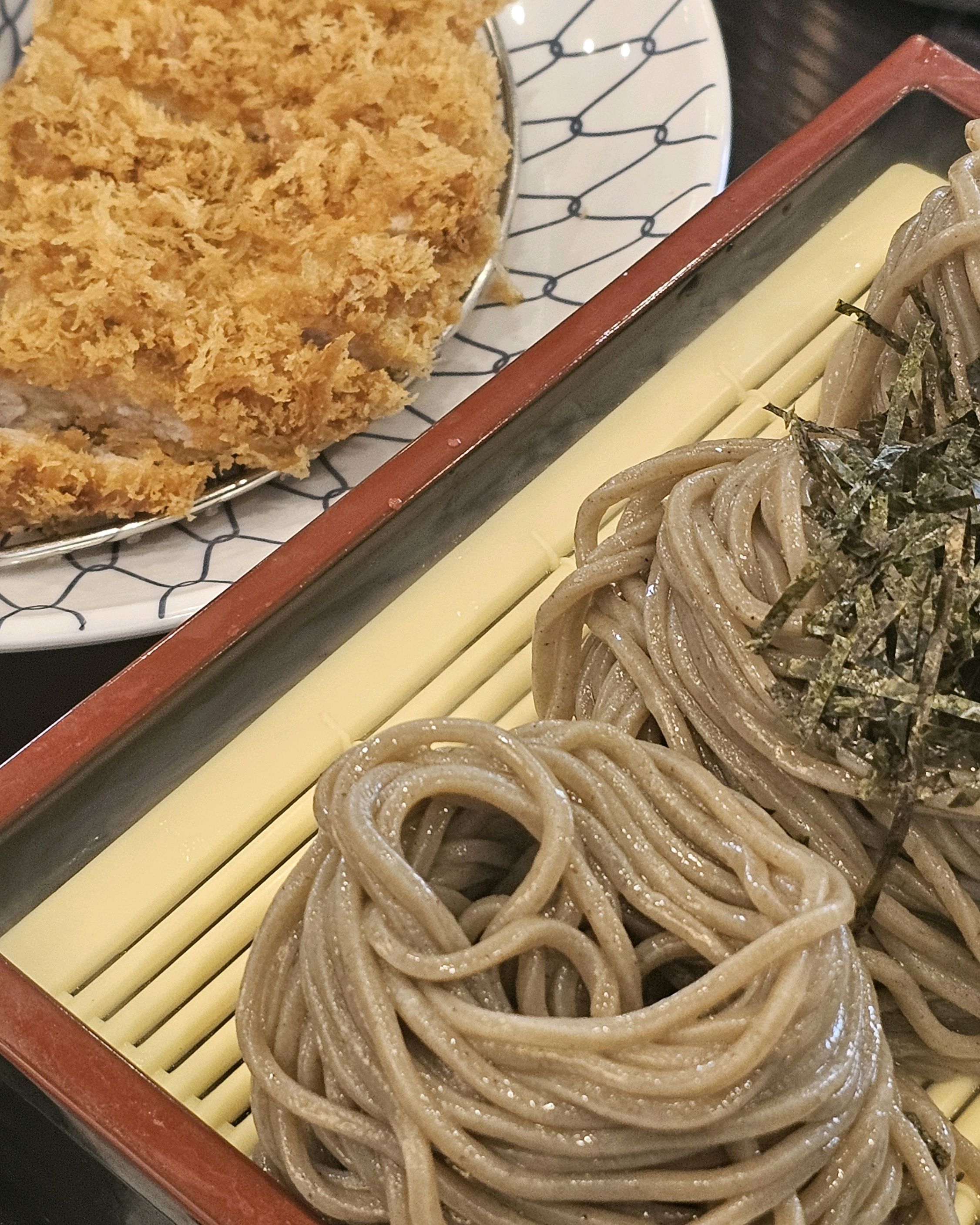 삼동정식이랑 떡볶이 넘 맛있게 먹었어요!!! 돈까스도 바삭하고 가게 이름처럼 소바도 맛있어