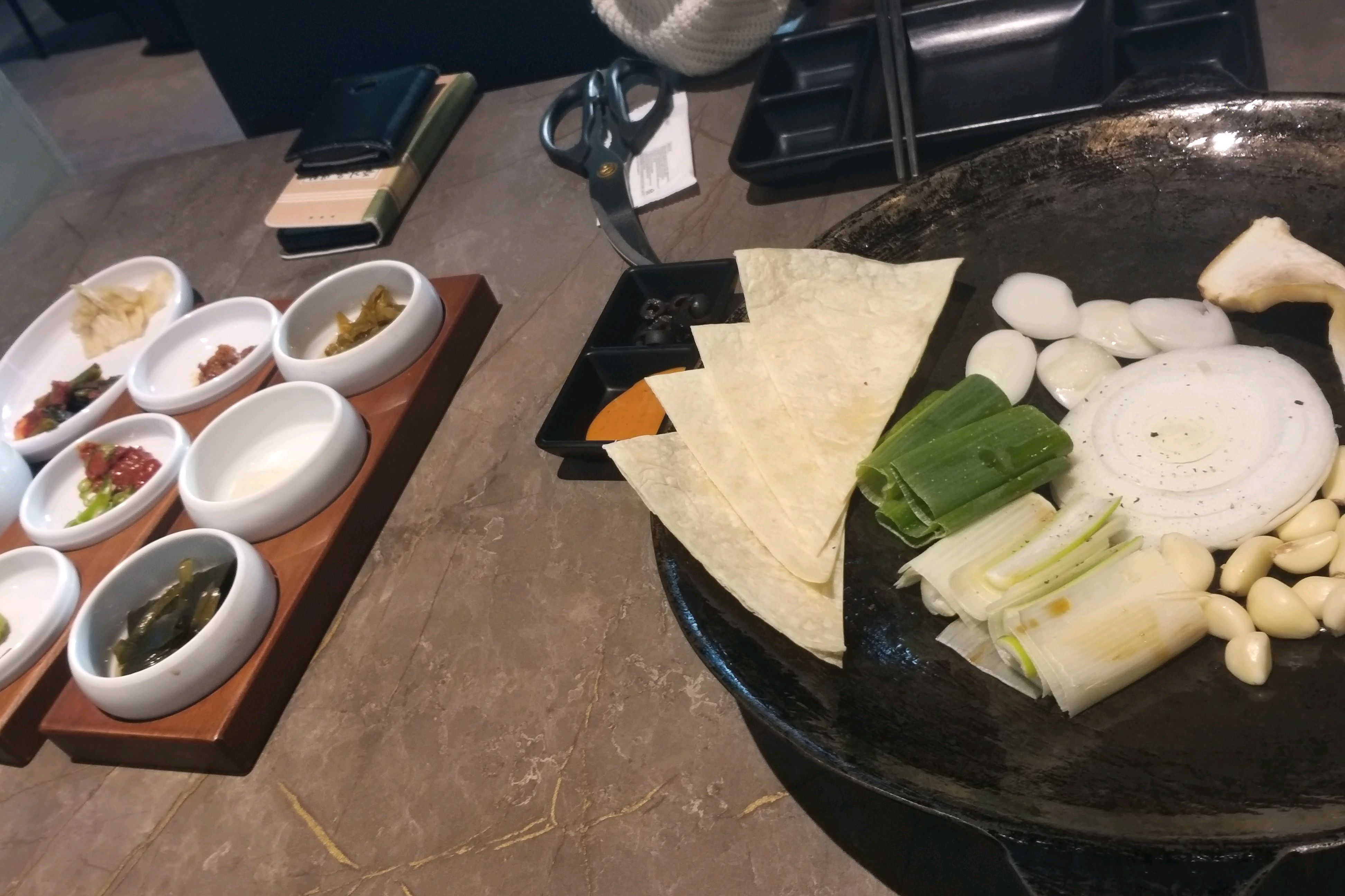 우연히 지나가다 발견한, 기대가 매우 큰, 쌀막국수라는 특별한 메뉴가 있는, 초벌로 구워주