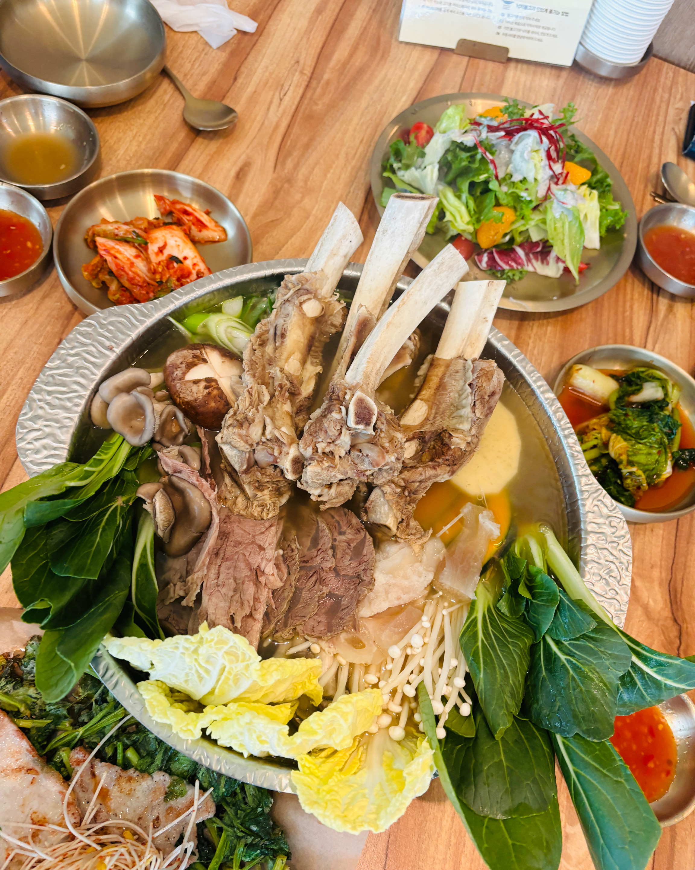 주말이여서 사람이 생각보다 많았어요!!! 예약 안하고 갔으면 웨이팅으로 기다렸다 먹었어야