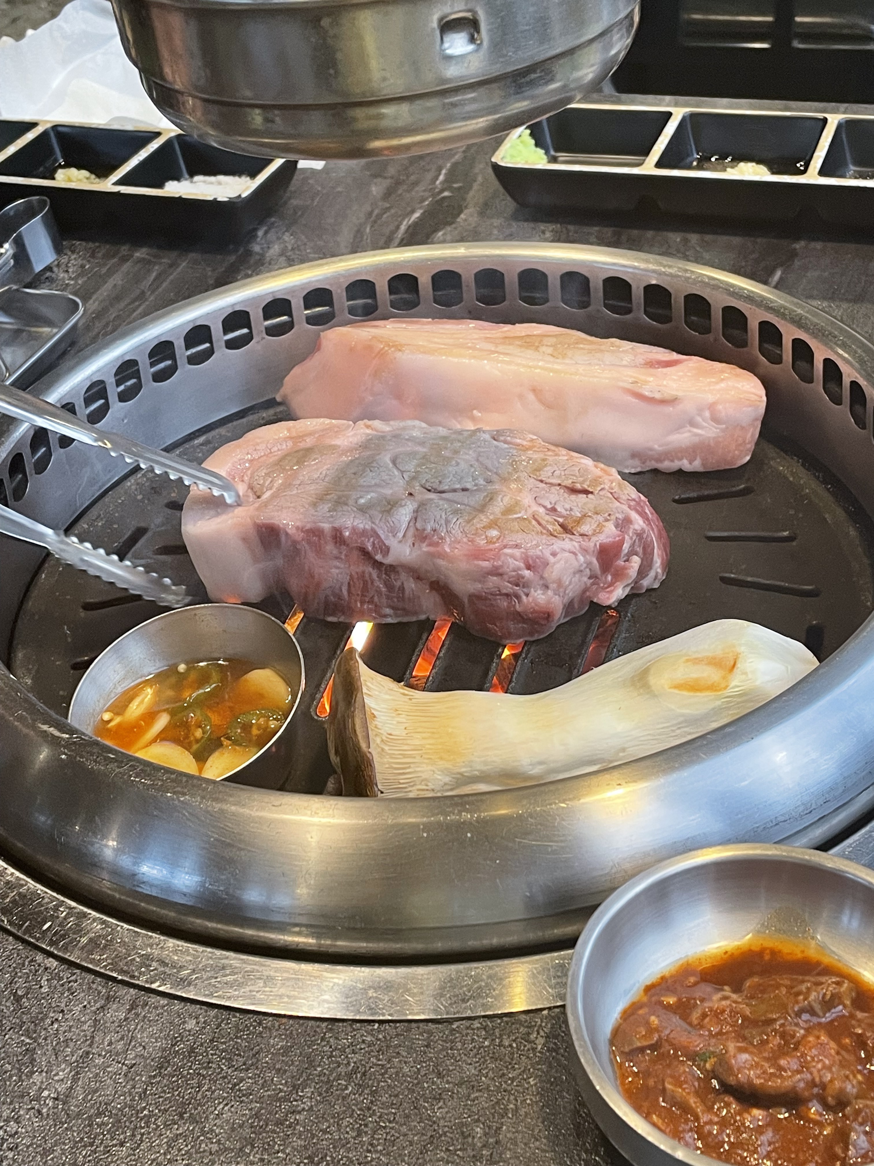 일단 고기가 엄청 신선해요 두툼하구요 두툼하다고 퍼석하거나 질기지도 않고 식감도 좋아서 부