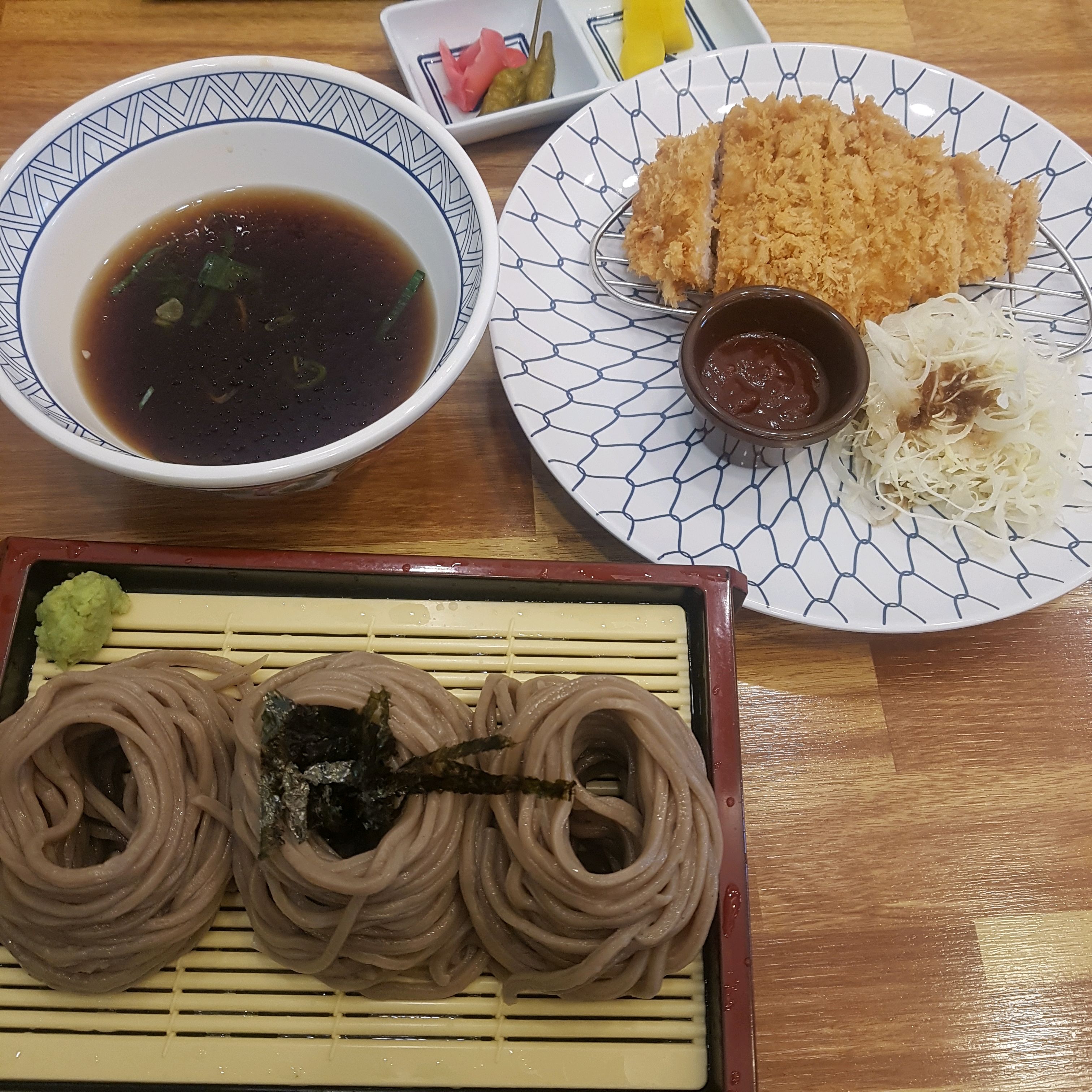 날씨가 더워져서 소바 먹으러 자주올거 같아요. 돈가스도 항상 맛있어요. 여름에는 소바 겨울