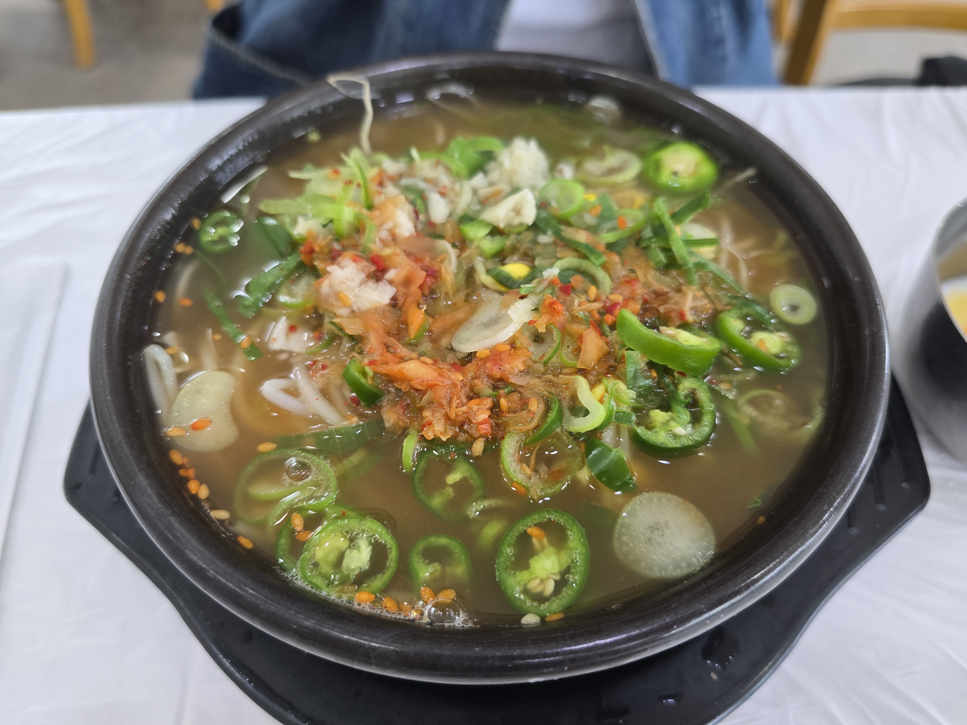 얼큰한 국물에 푸짐하게 들어있는 콩나물이 속이 확 풀리는 맛이에요^^ 수란도 참 있있구요.