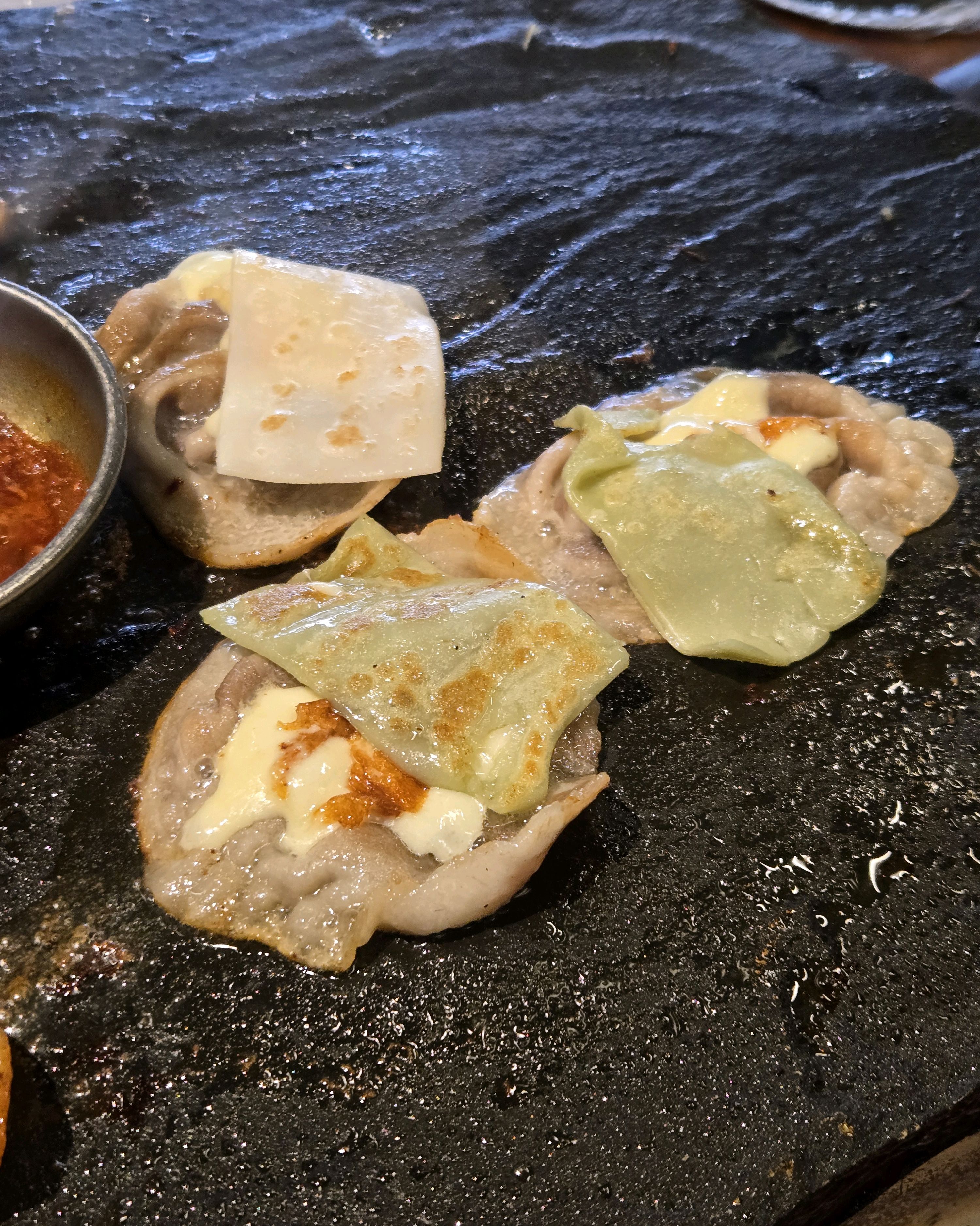 로스삼합 짱맛있어요!! 기름이 조금 뜨겁긴했지만 그만한 가치가 있네요 맛도리..❤️ - 인천 맛집 석암생소금구이 송도타임스페이스점