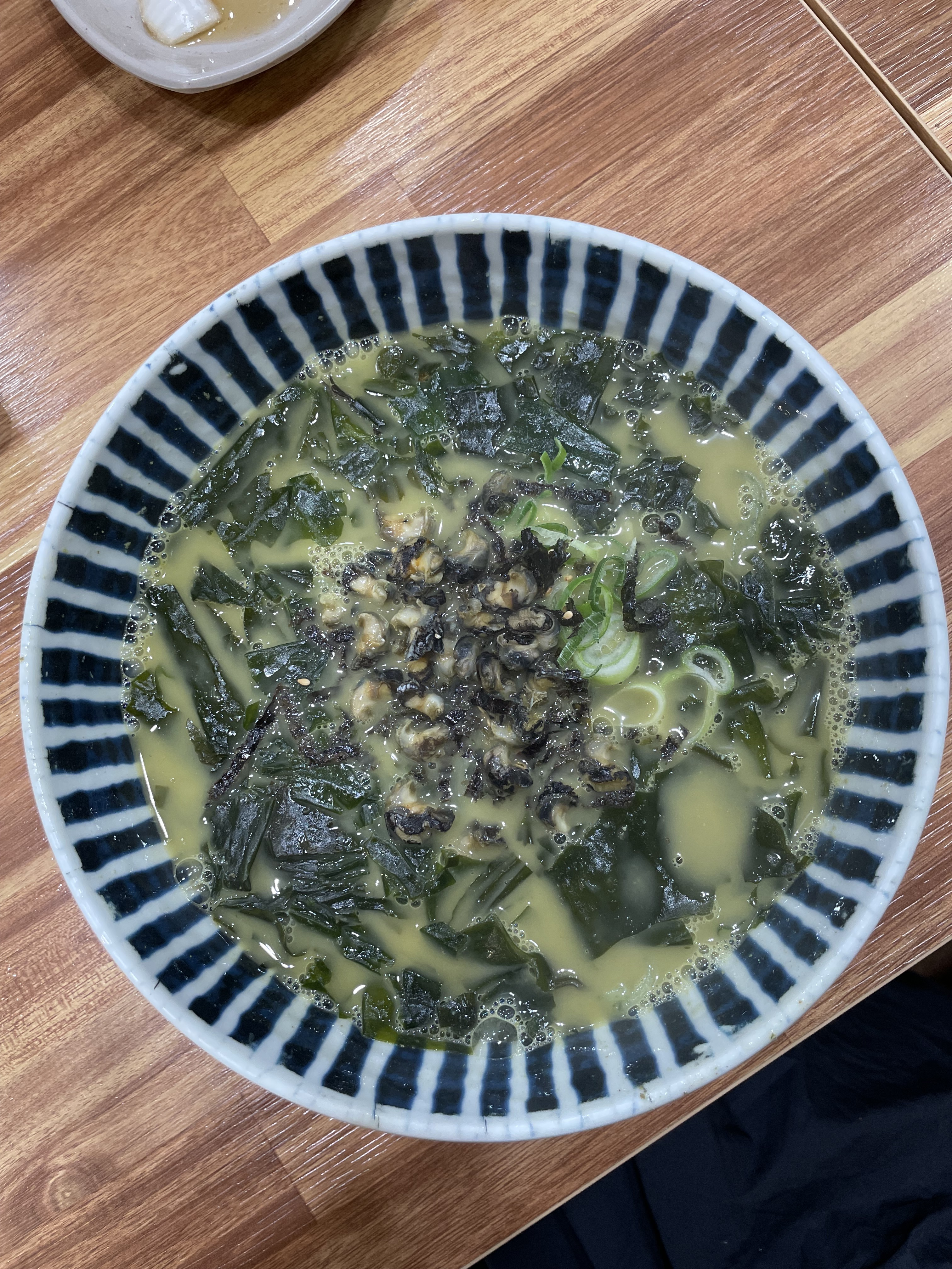 친정부모님이 드시고 추천해주셔서 제주도 여행온 겸 왔어요 수육 정말 맛있고 보말국 보말칼국