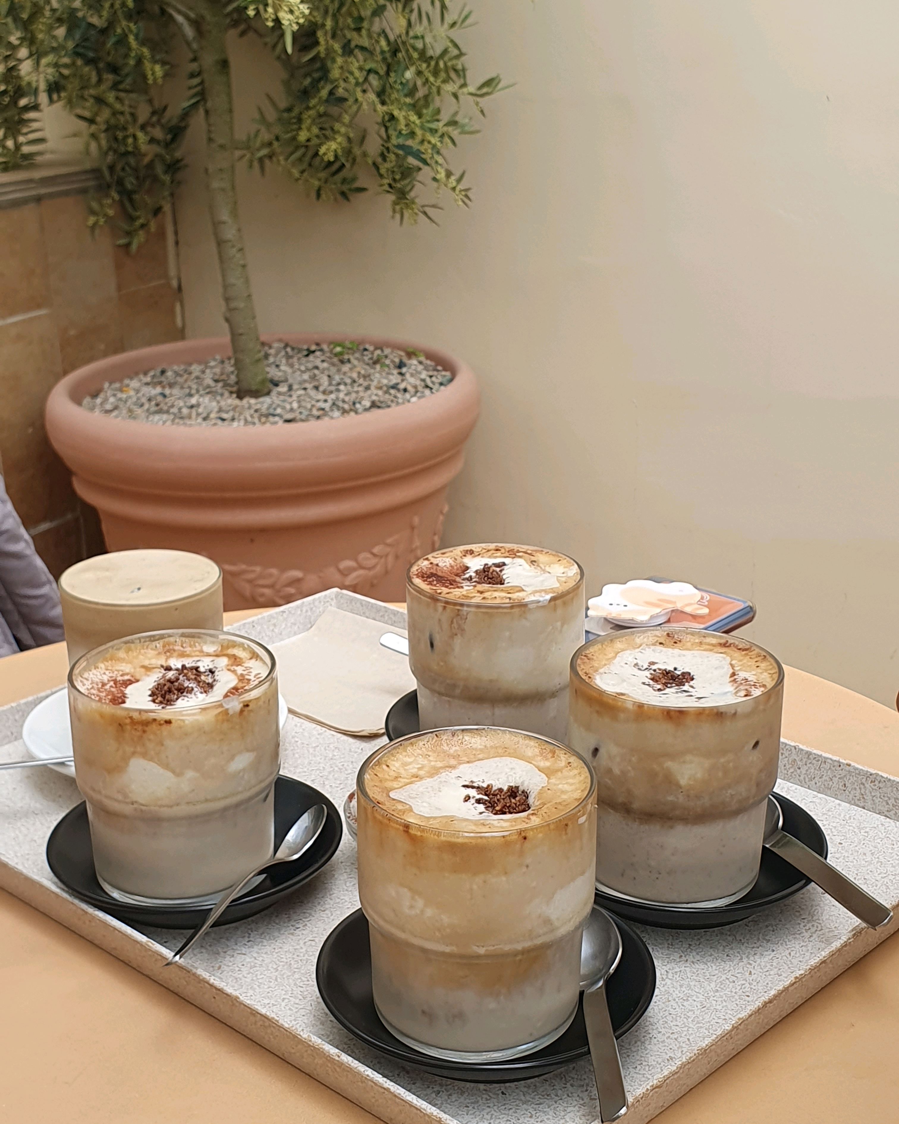 회사 점심시간에 카페가 아니라 커피 한 잔과 함께 전시관 온 기분💝 - 제주 맛집 라바르