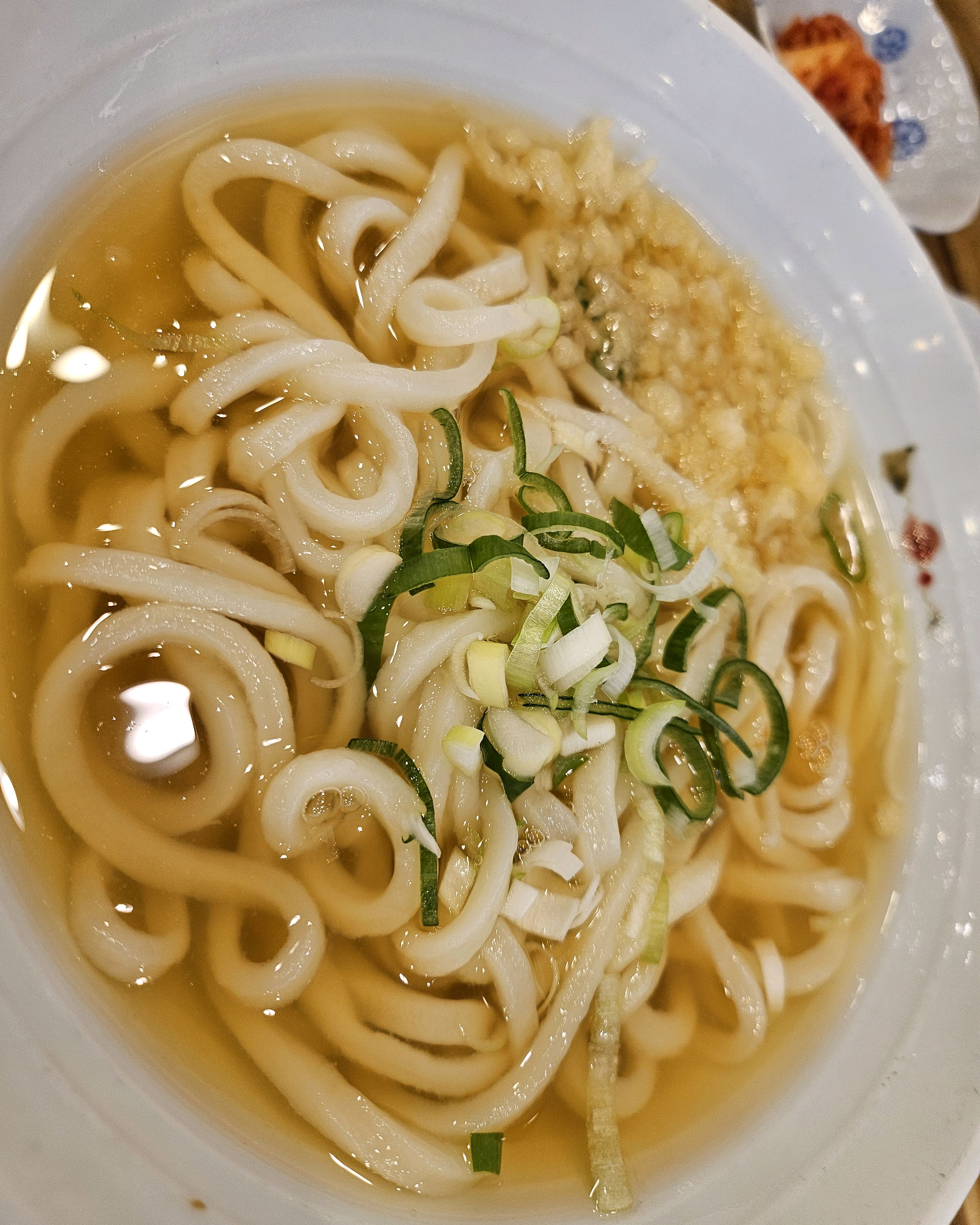 온우동,냉우동먹어봤는데 온우동이 더맛잇네요 처음먹을땐 가쓰오부시맛이 굉장히강해서 뭐지싶엇는