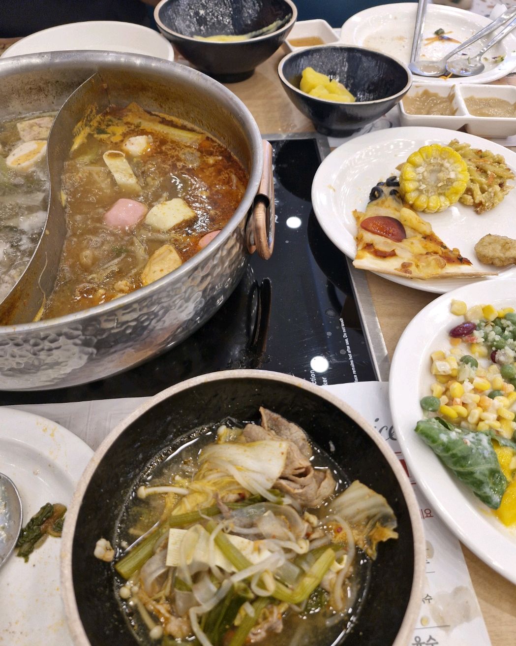 매장은 넖고 깨끗하지만. 사람이 만아서. 너무 시끄럽고 시간제한이 너무 짧아 허겁지겁 먹게