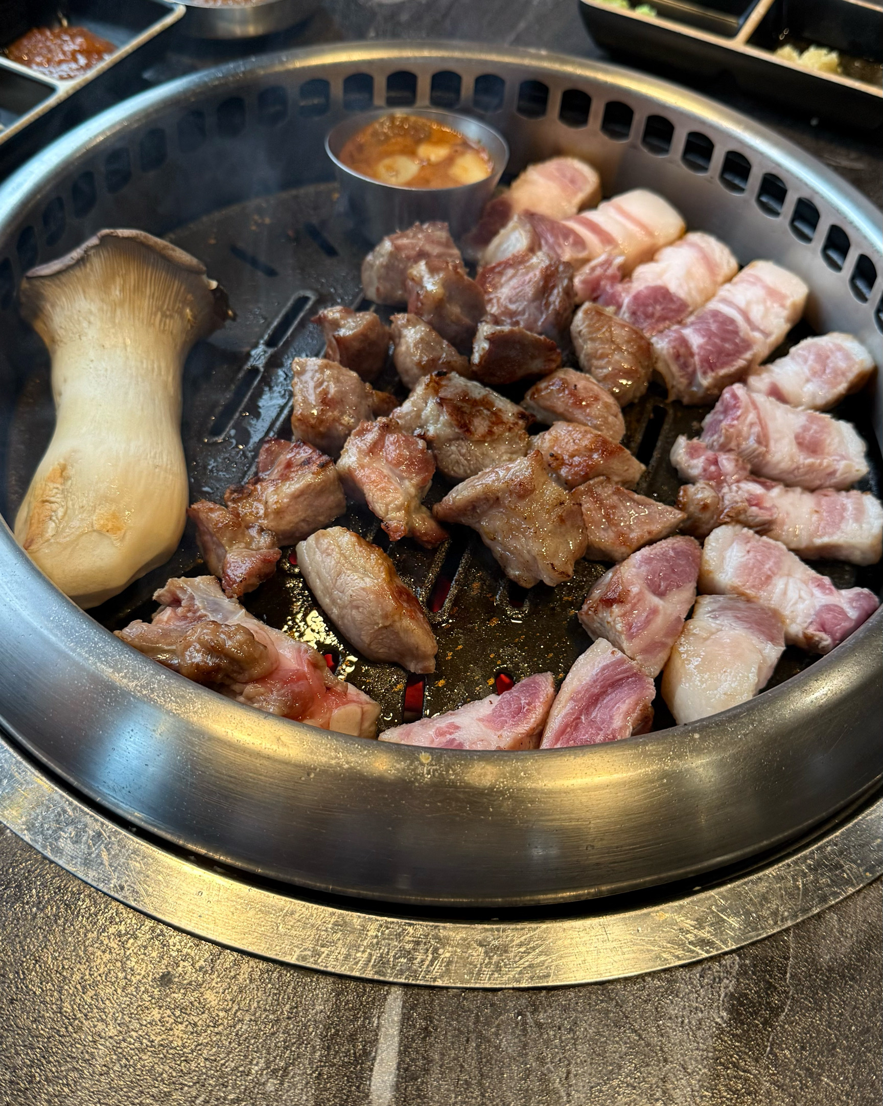 처음 와봤는데 맛있네요 ㅎㅎ - 제주 맛집 돌담흑돼지 중문점