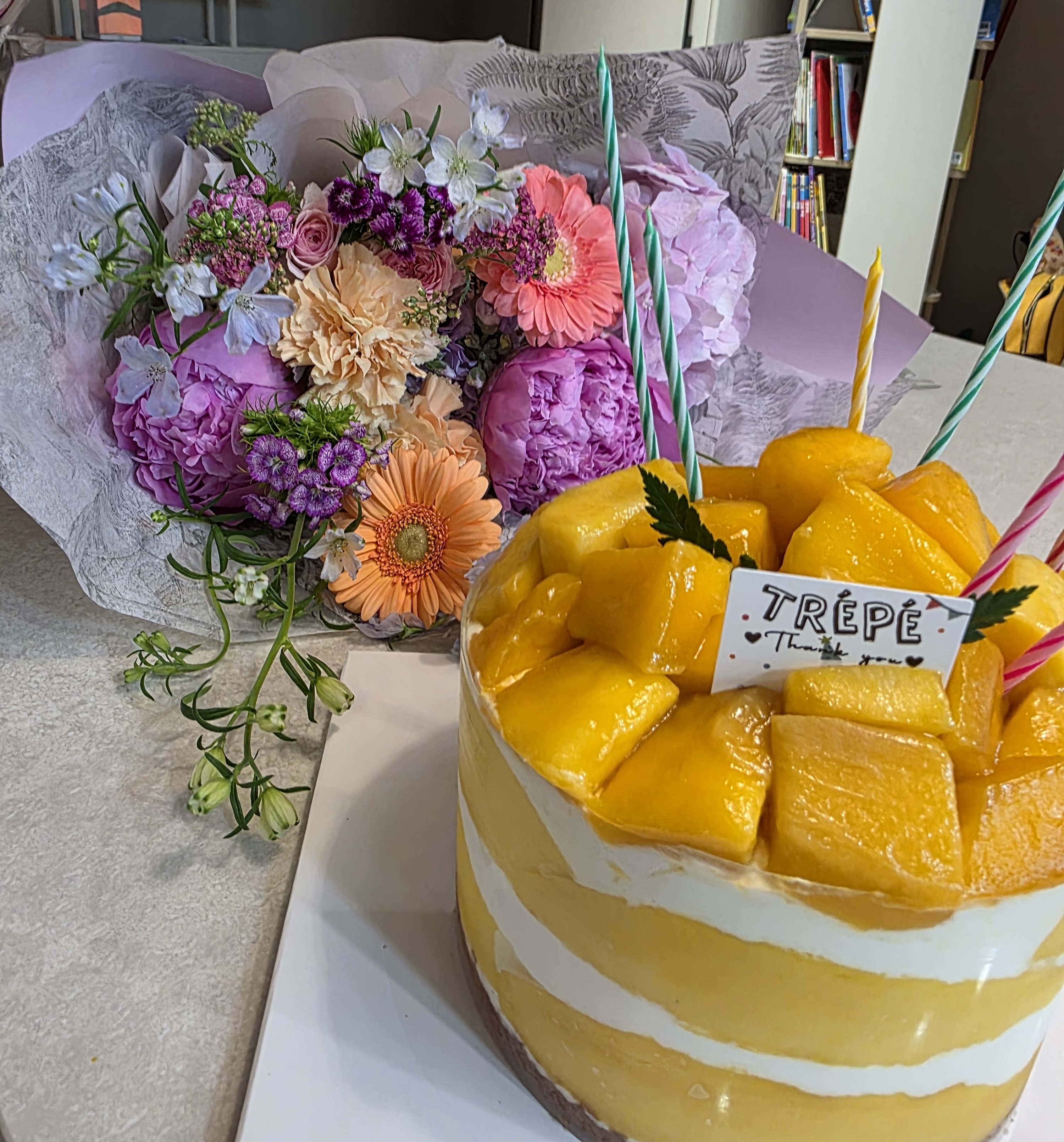 기념일에 딱맞춰서 망고밭케이크가 출시해서 전날 예약하고 수령해왔어요! - 인천 맛집 트레페베이커리