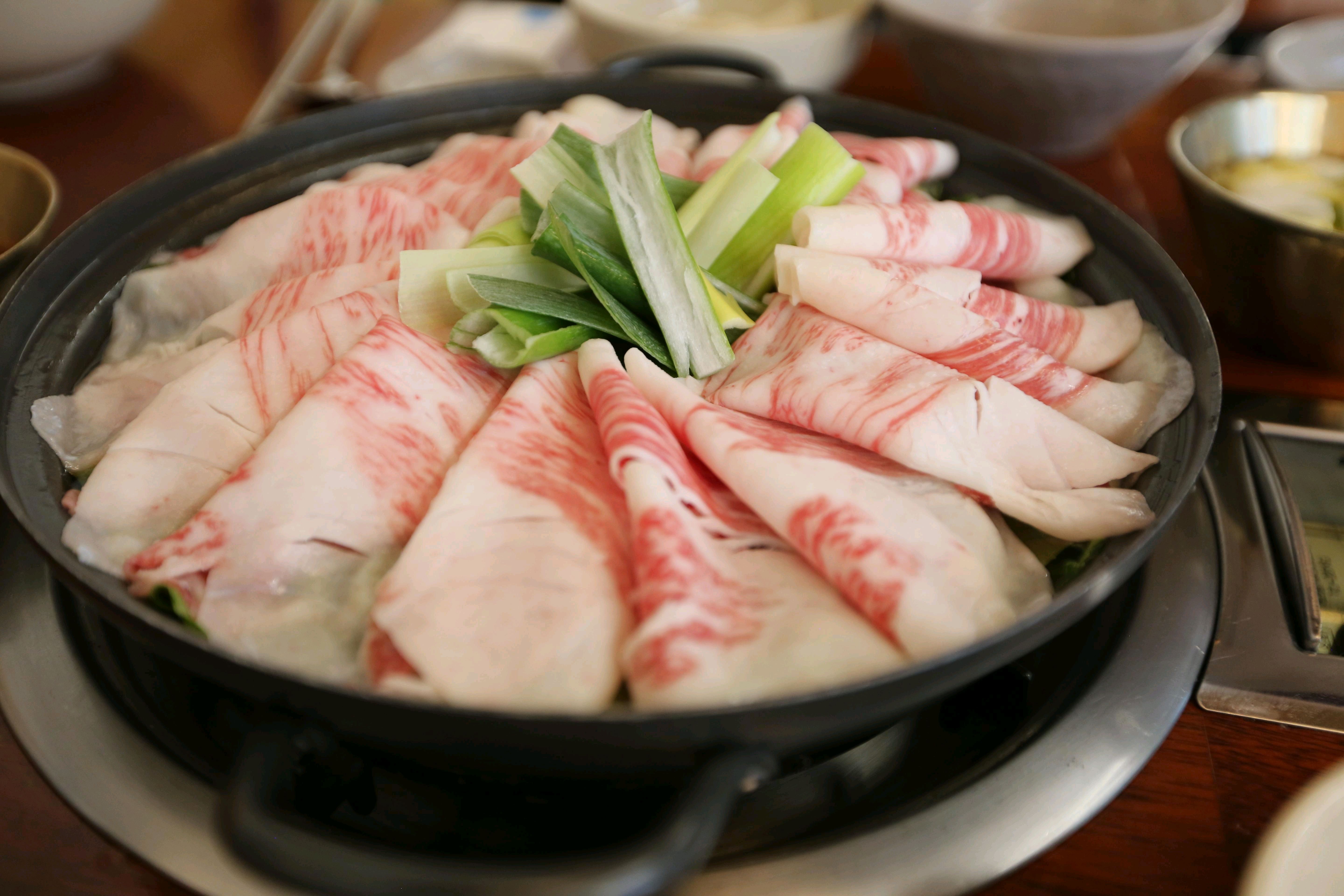 백합칼국수 진하고 깊은 맛이 우러나와 좋아요 면발도 쫄깃해서 맛있게 먹었네요 한우차돌수제비
