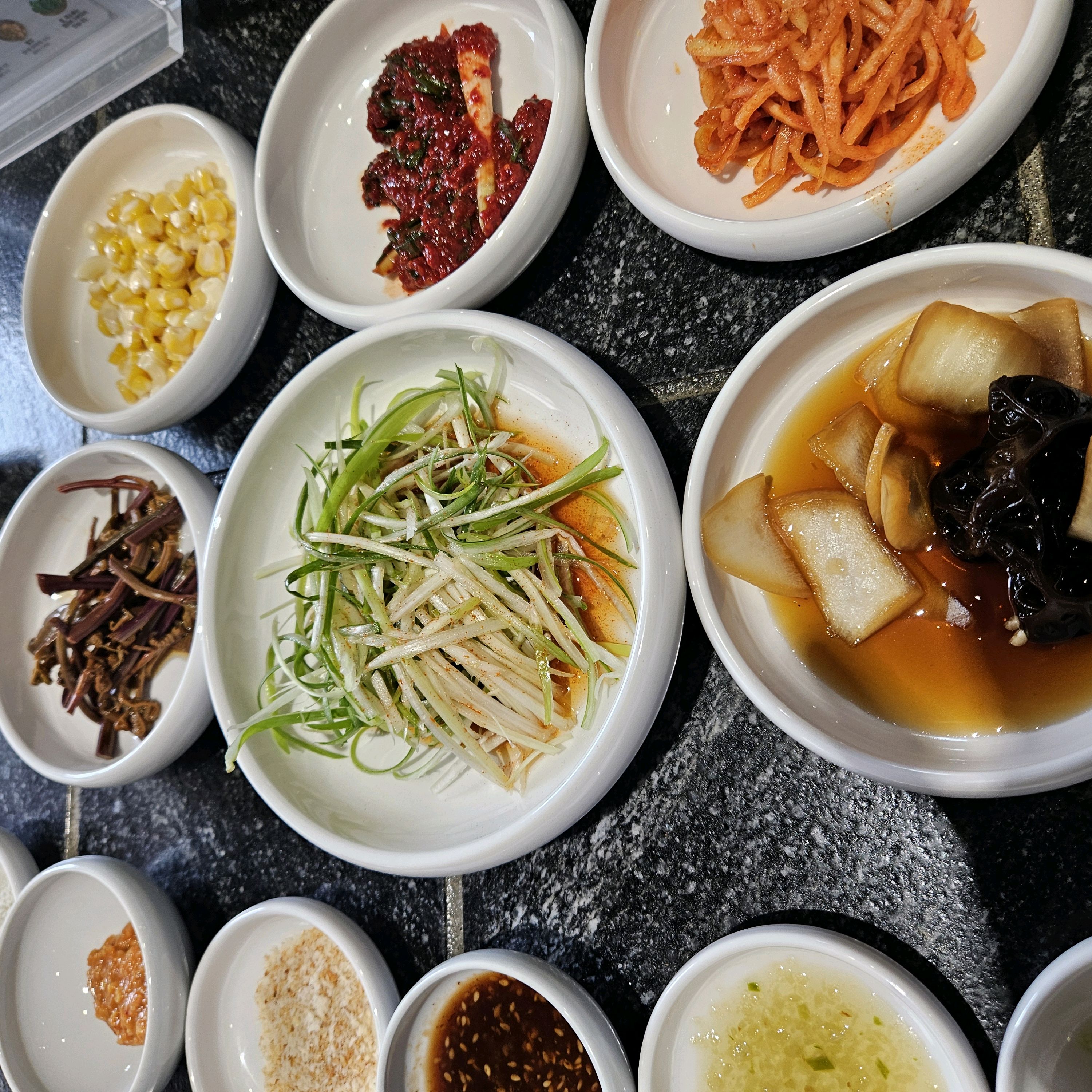 푸짐한 반찬과 퀄리티 좋은 고기집!! - 제주 맛집 신중산간 제주흑돼지 전문점