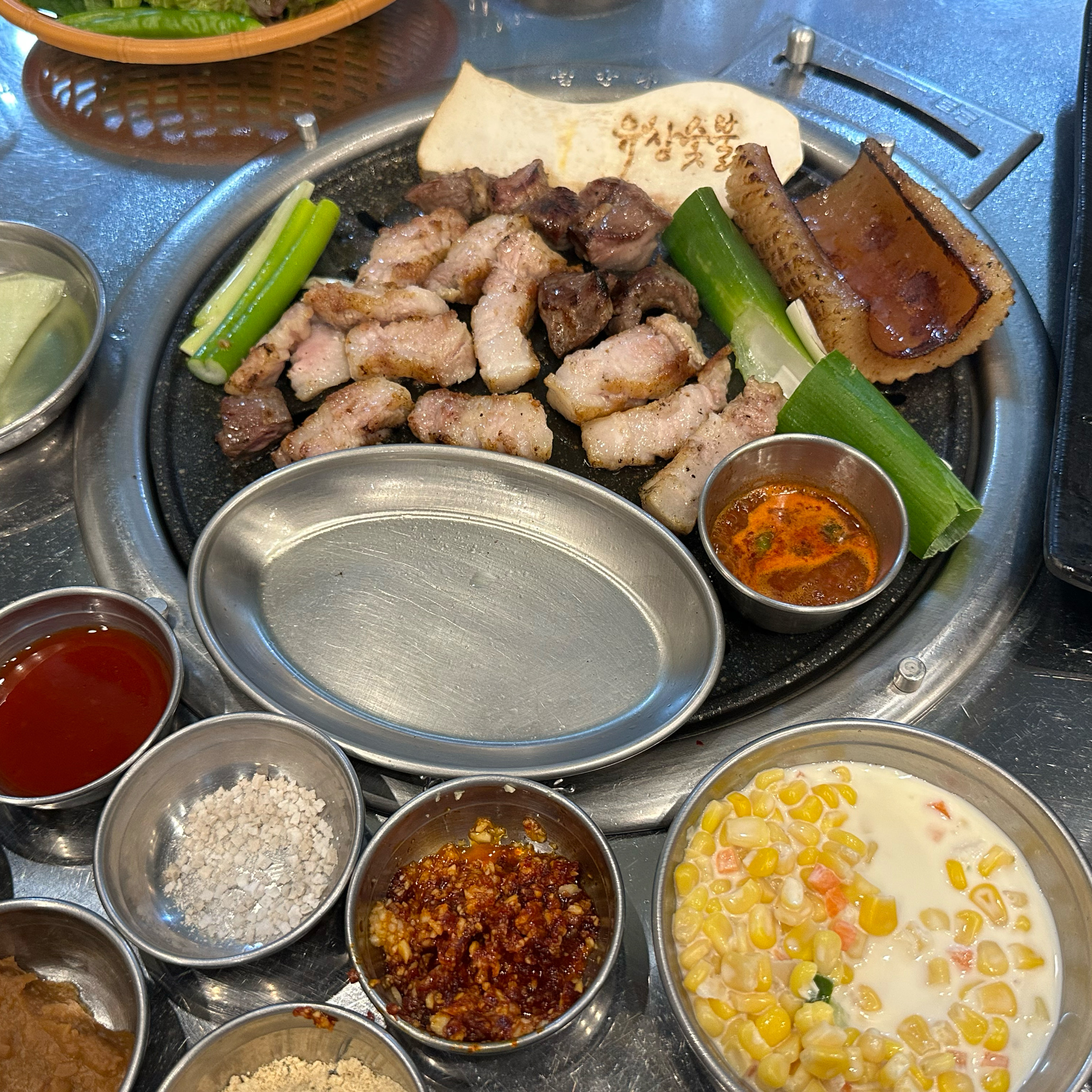 집금처에 이렇게 야장 삼겹살 집이 있는걸 이제 안게 너무 아쉬워요... 당장 날씨좋을 때