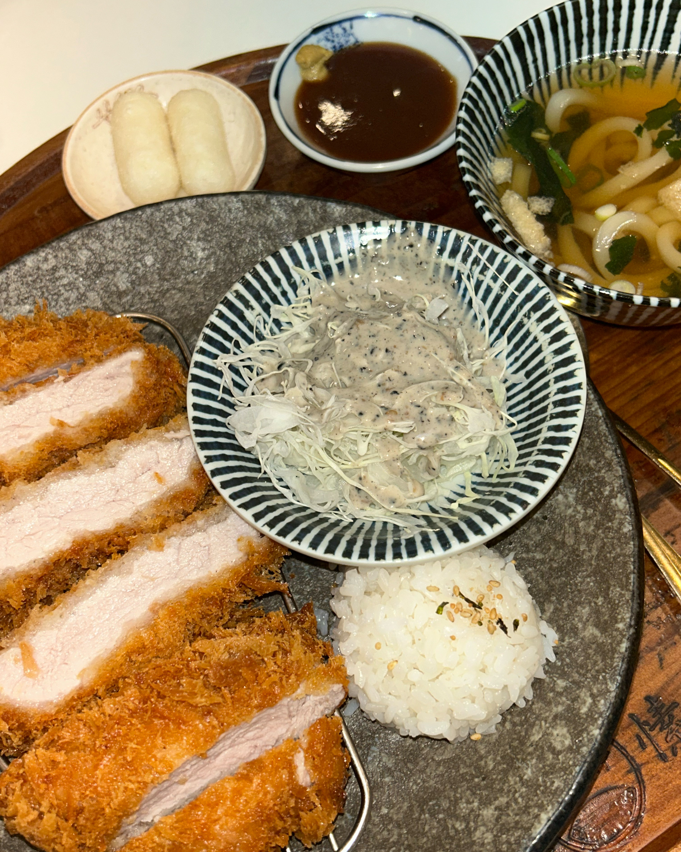 항상 좋아하던 브랜드인데 이사 와서도 먹을 수 있어서 좋아요! 혼밥하기 좋은 깔끔한 분위기