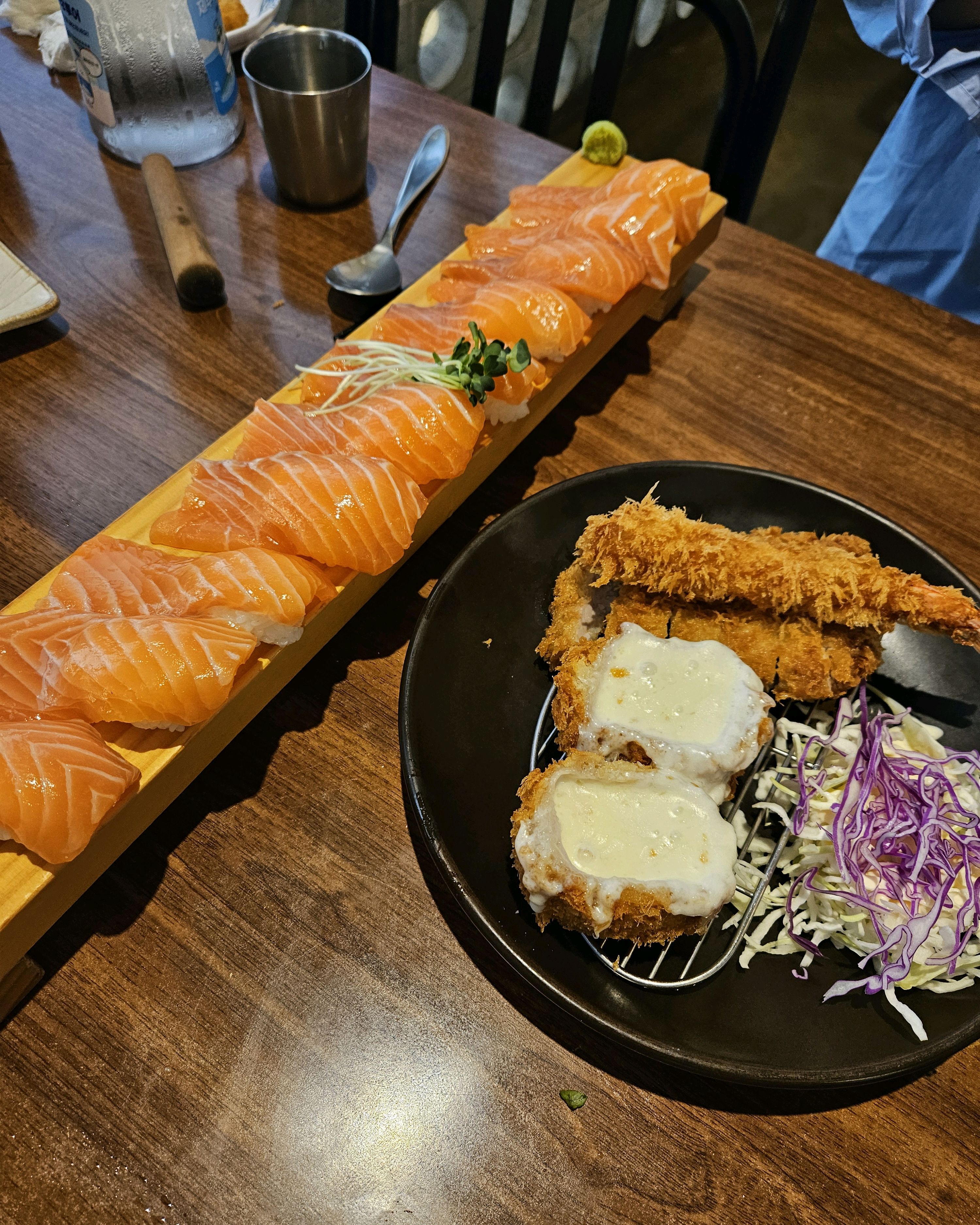 돈가스 치즈가 진짜 많이 들어있고 맛있어요! 연어초밥은 되게 두툼한데 비리지도 않고 크기가