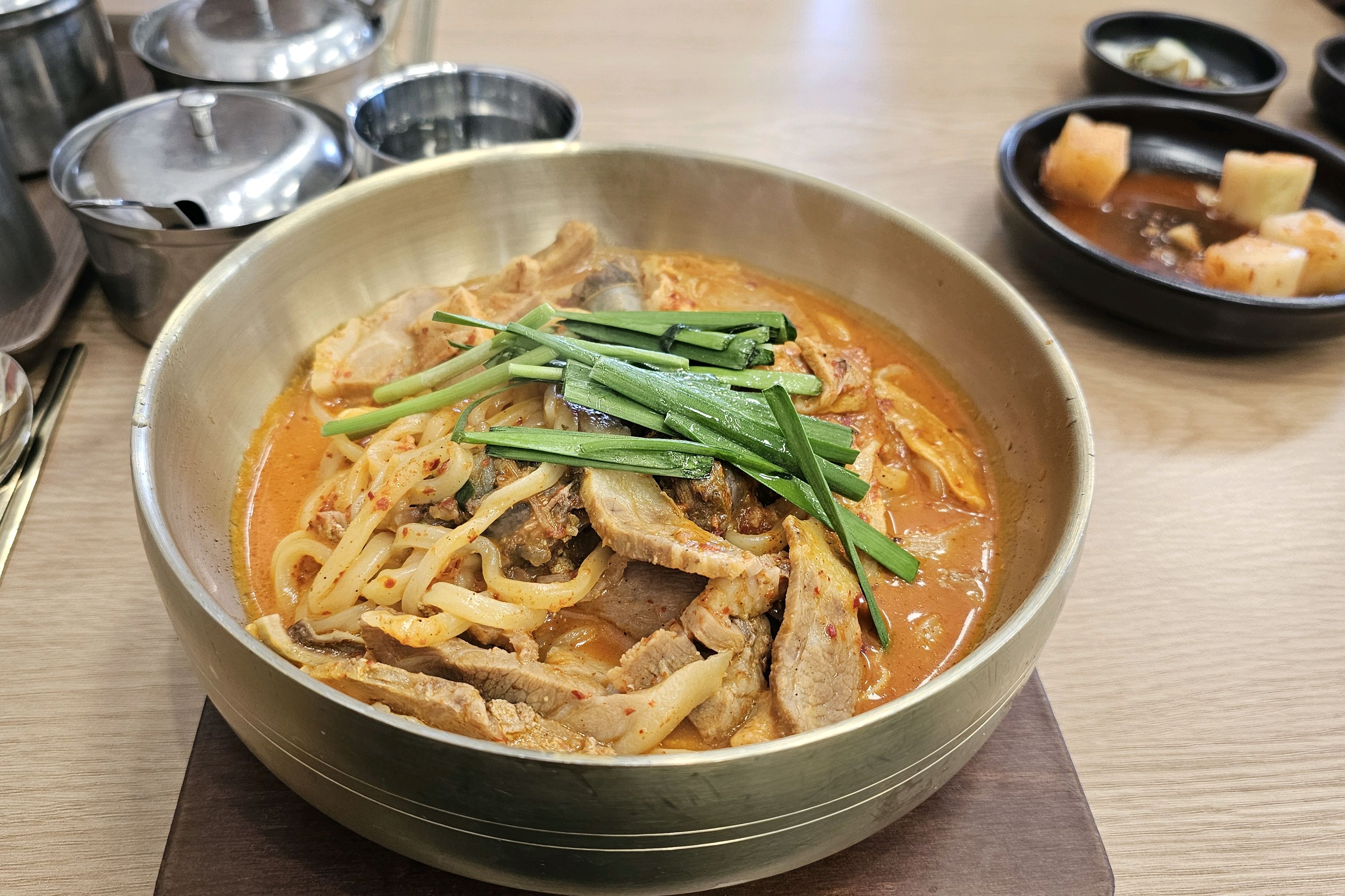 순대국밥을 칼국수면으로 바꾸고 얼큰국물이 추가된다면?? 한번쯤 궁금할 수 밖에 없는 메뉴.