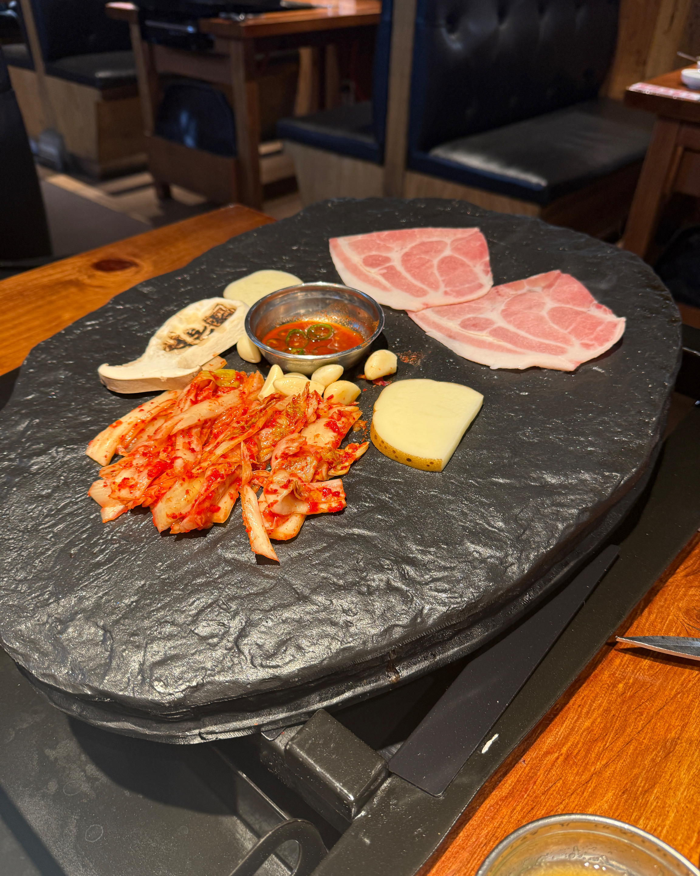 고기 질도 좋고 양도 은근 많아서 잘 먹고 가요! - 인천 맛집 석돈