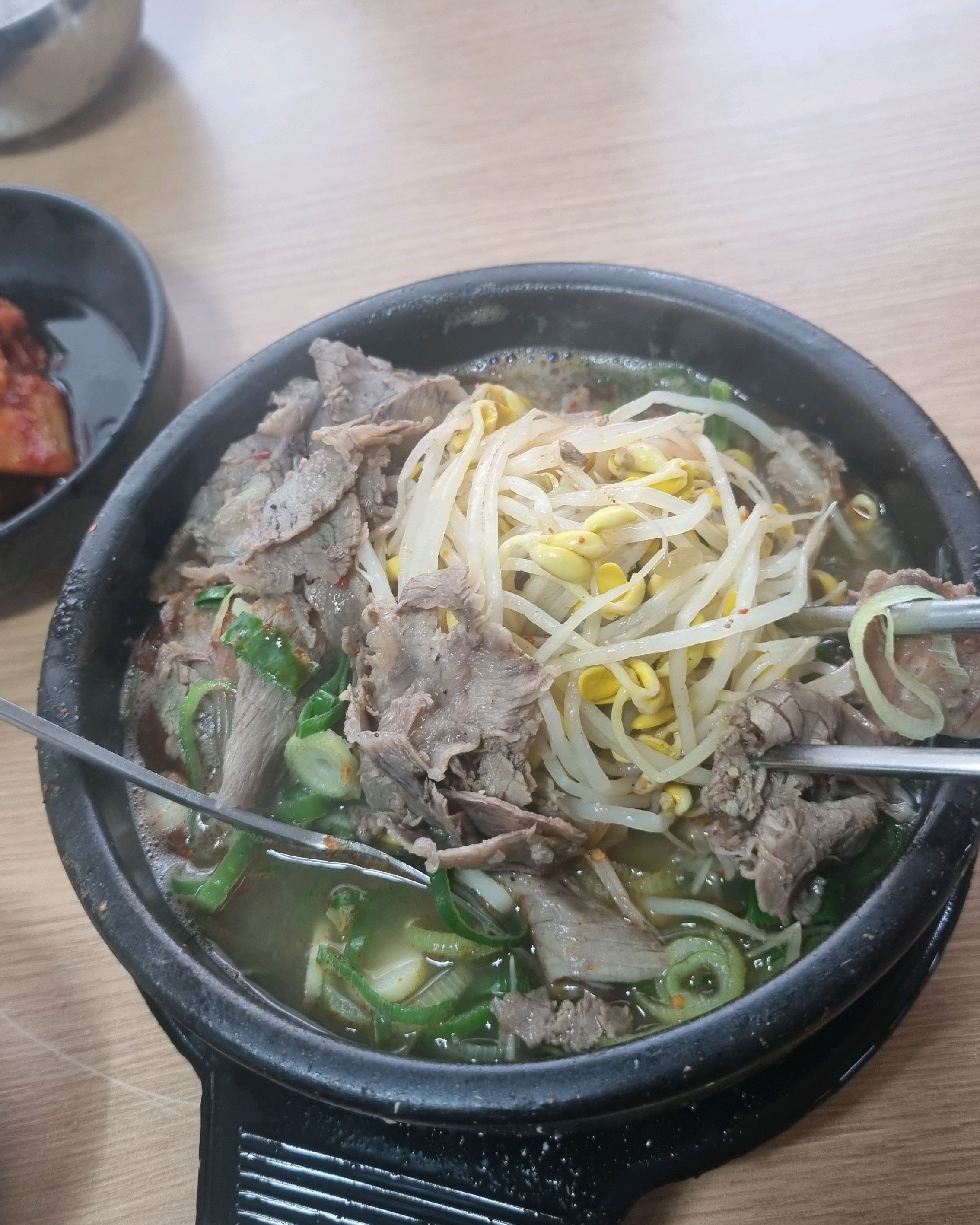 주차공간이 협소해요  골목에 대고 갔는데 - 제주 맛집 은희네해장국