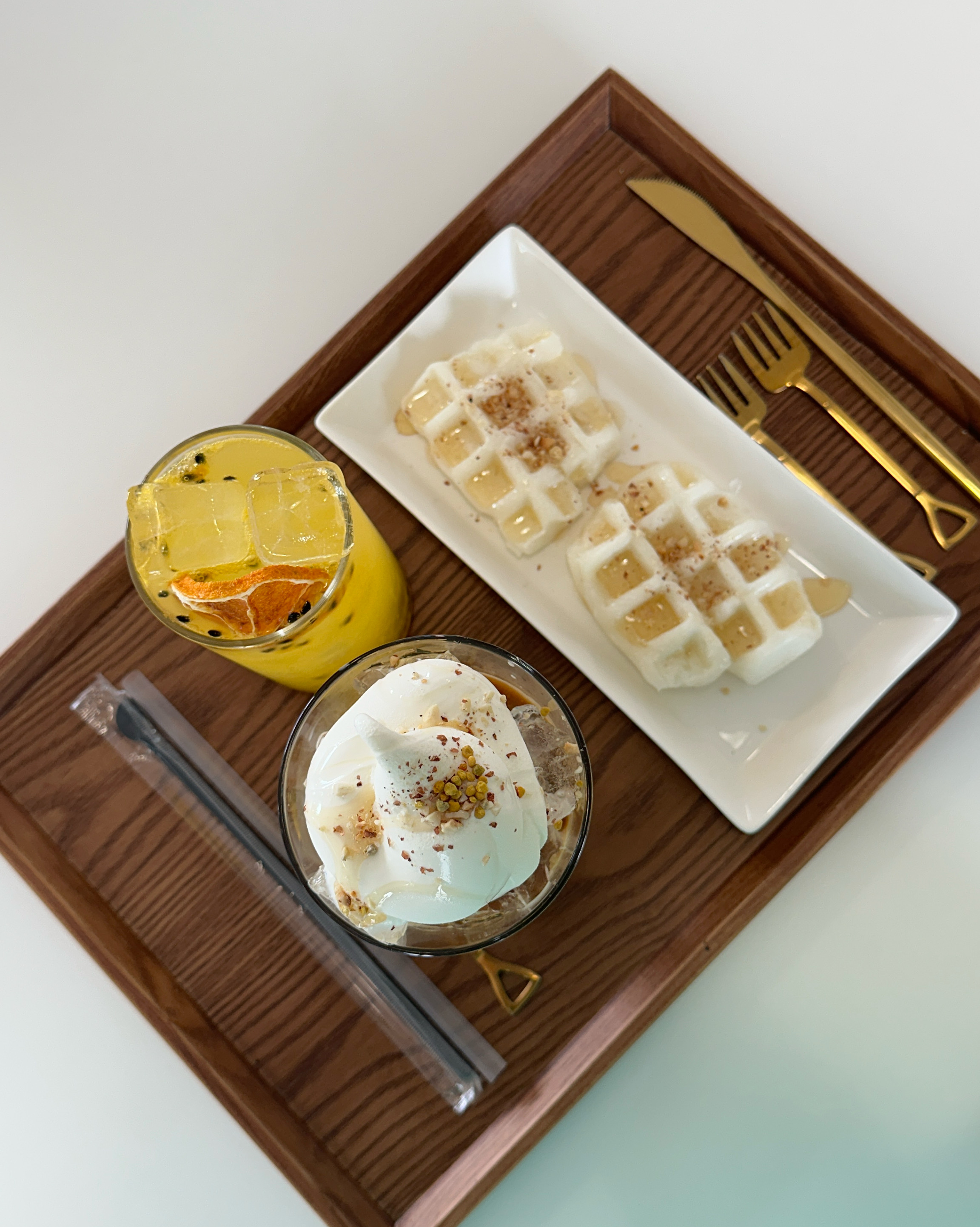 카페로 오는길도 좋구요 - 제주 맛집 비케이브