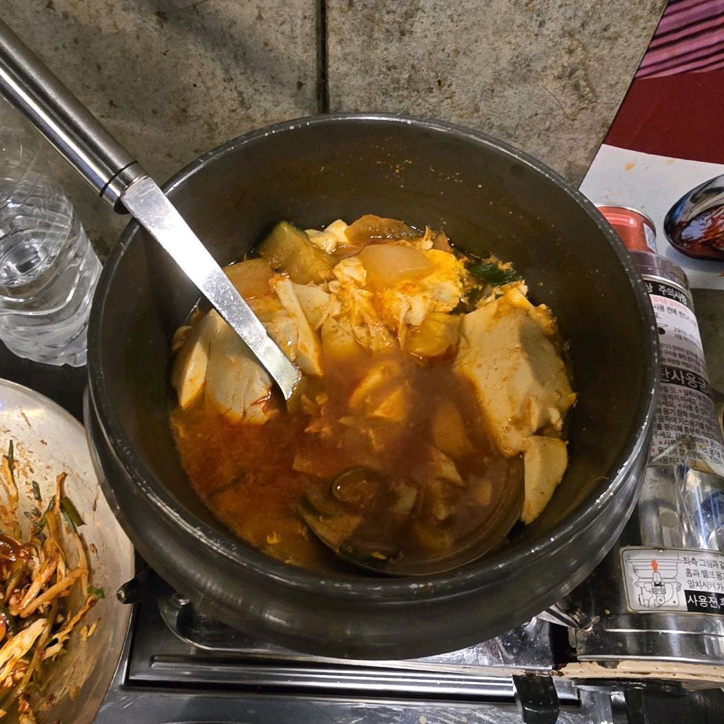 대전 둔산동 맛집 첫주문에 순두찌개 써비스로 주시는데 국물도 맛나고 양도 푸짐하니 참 좋았