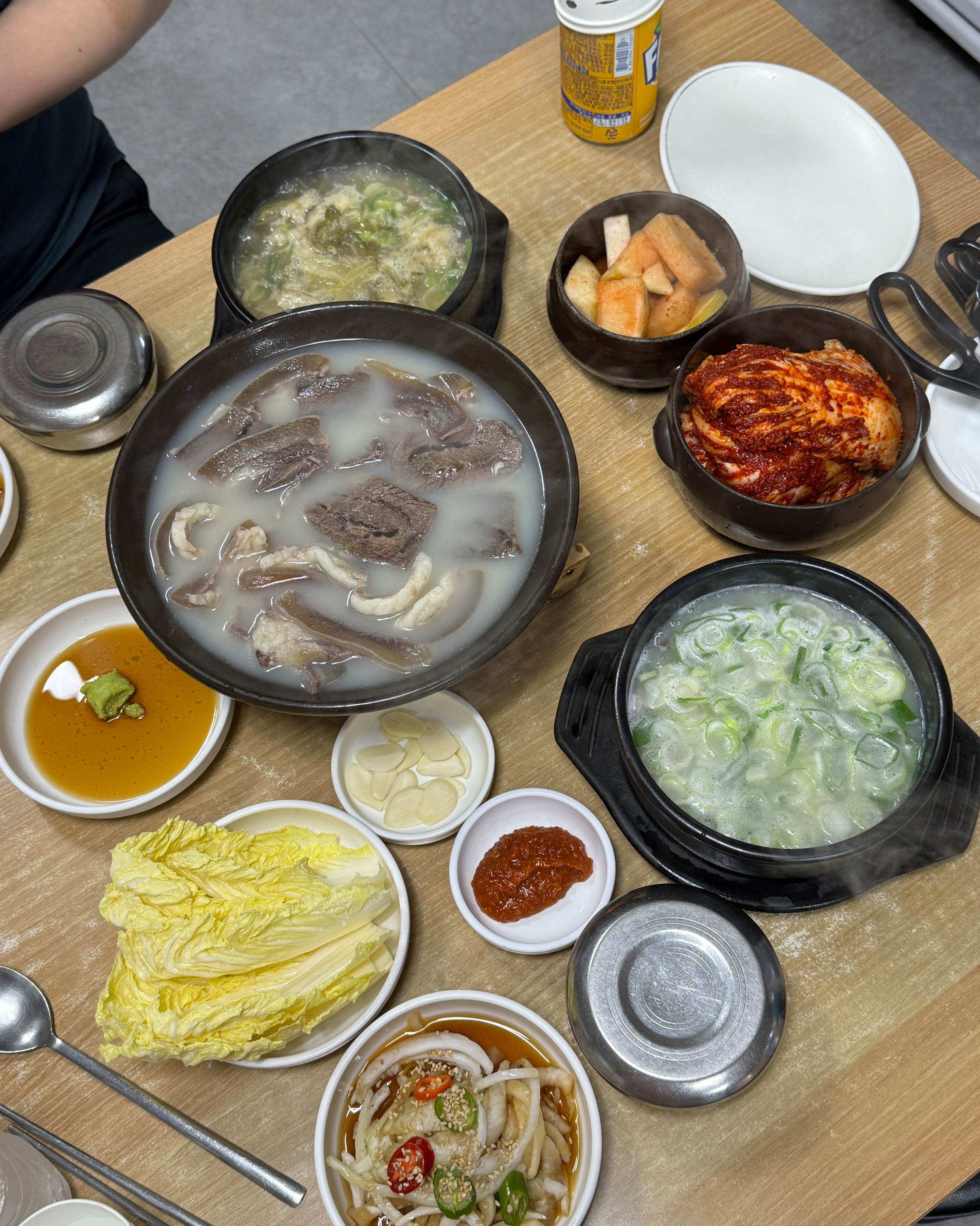 유명한 실비김치랑 소머리국밥 같이 먹으니까 너무 맛있어요!! 수육 고기도 엄청 부드럽고 쫄