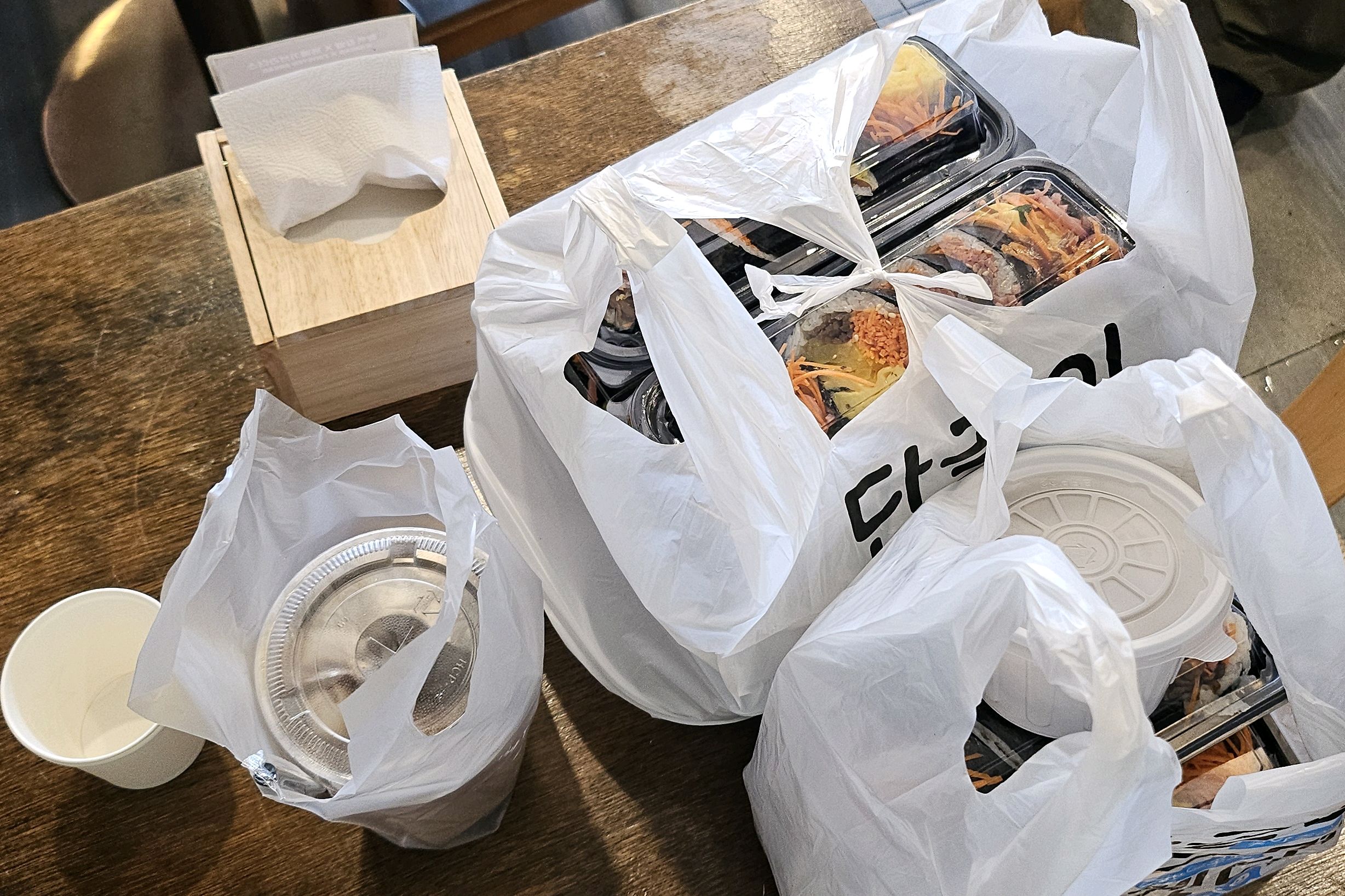 우선 크기에 놀라고 맛은 집에가서 먹어볼껀대 안먹어도 맛날거 같아요~~~ 리뷰이벤트로 아아
