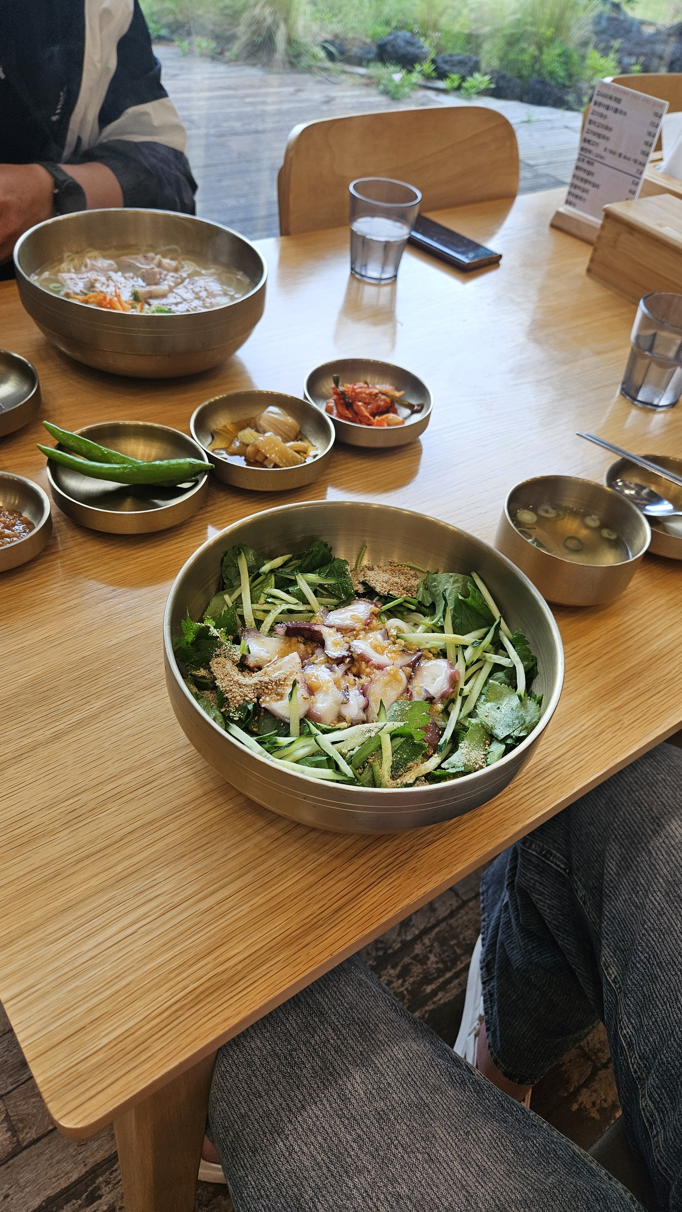 돌문어들기름국수 정말 맛있어요 나물향도 너무 좋고 - 제주 맛집 섬누들