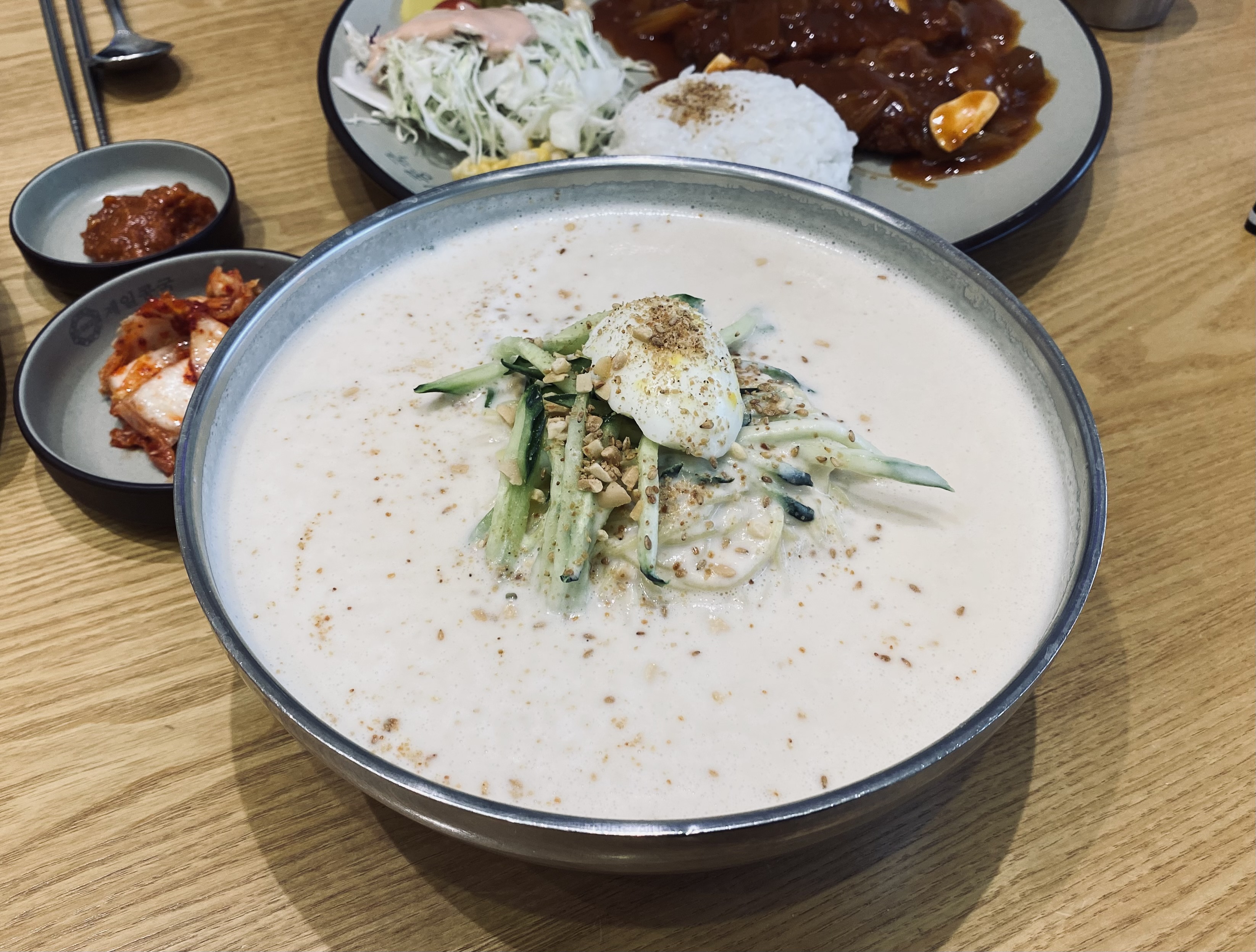 30년째 단골집인데, 예전의 구수함보다 깔끔해진 맛과 깔끔해진 서비스가 좀 아쉽지만 여전히