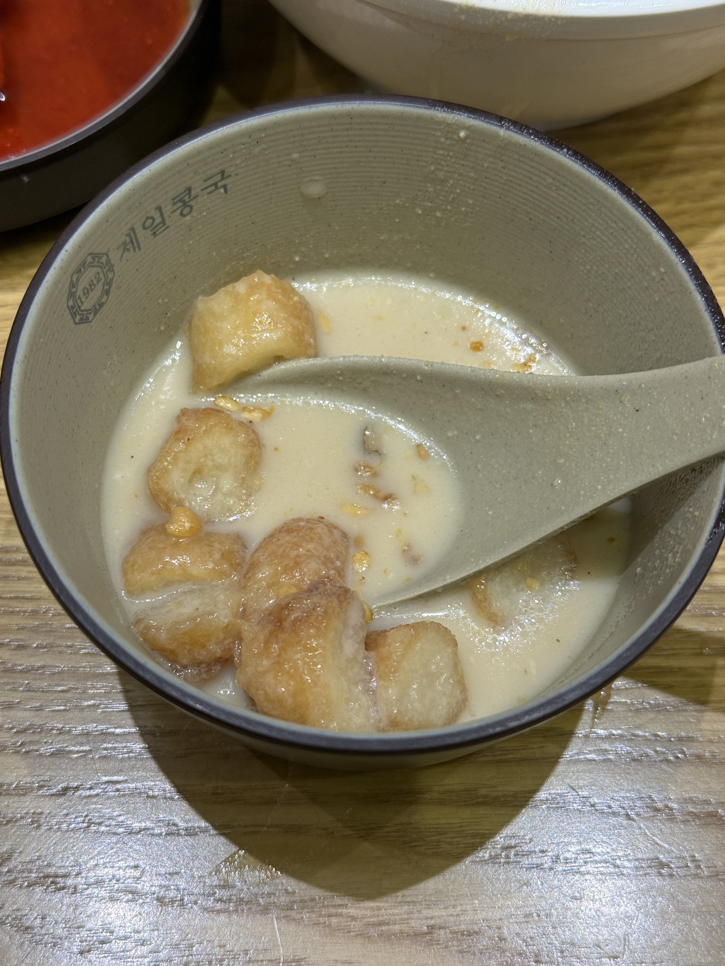 콩가루도 있어서 더 넣어먹으니 진짜 진하고 맛있었어요! 비빔국수 양념도 기가막혀서 한그릇